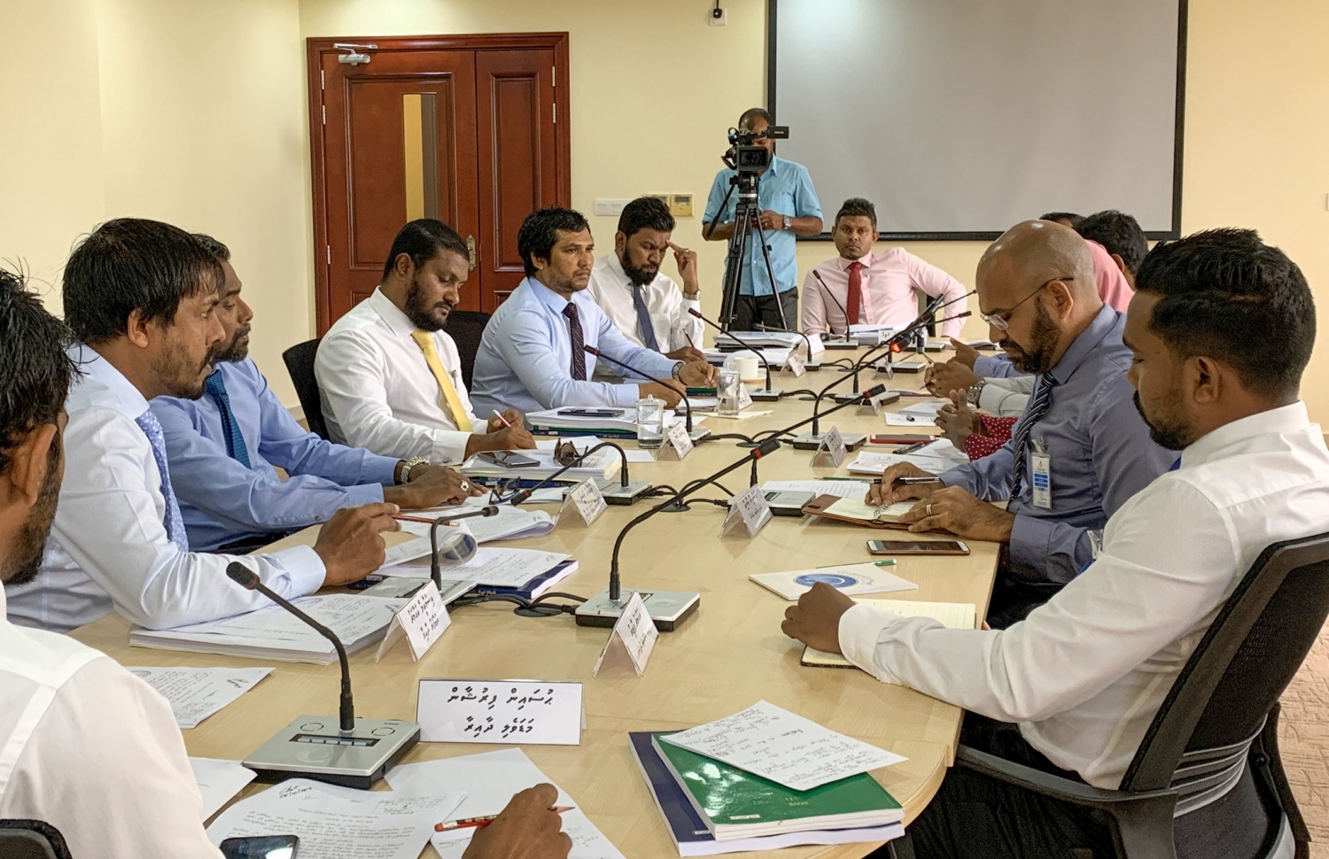 މަޖިލީހުގެ އިޖުތިމާއީ ކޮމެޓީގައި ބައިވެރިވެވަޑައިގެންނެވި ބޭފުޅުން - ފޮޓޯ: މަޖިލިސް