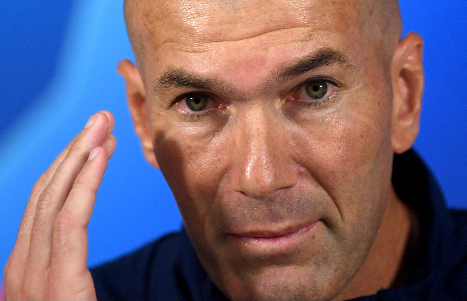 ނޫސްވެރިންގެ ބައްދަލުވުމުގައި ޒިދާން ވާހަކަ ދައްކަނީ. -- ފޮޓޯ: އޭއެފްޕީ