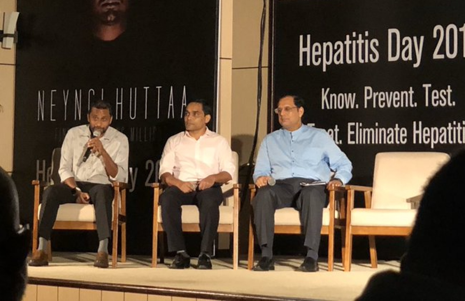 ޕެނަލް ޑިސްކަޝަނުގައި ބައިވެރިވި އޭޑީކޭގެ އެމްޑީ އަފްއާލް (ވ) އާއި އައިޖީއެމްއެޗްގެ ޑޮކްޓަރު އަހުމަދު ޝަހީދު އާއި  ޑަބްލިއުއެޗްއޯ އިން ރާއްޖެއަށް ކަނޑައަޅާފައިވާ ރިޕްރެސެންޓޭޓިވް ޑޮކްޓަރު އަރްވިންދް މާތިރް -- ފޮޓޯ: ޑަބްލިއުއެޗްއޯ