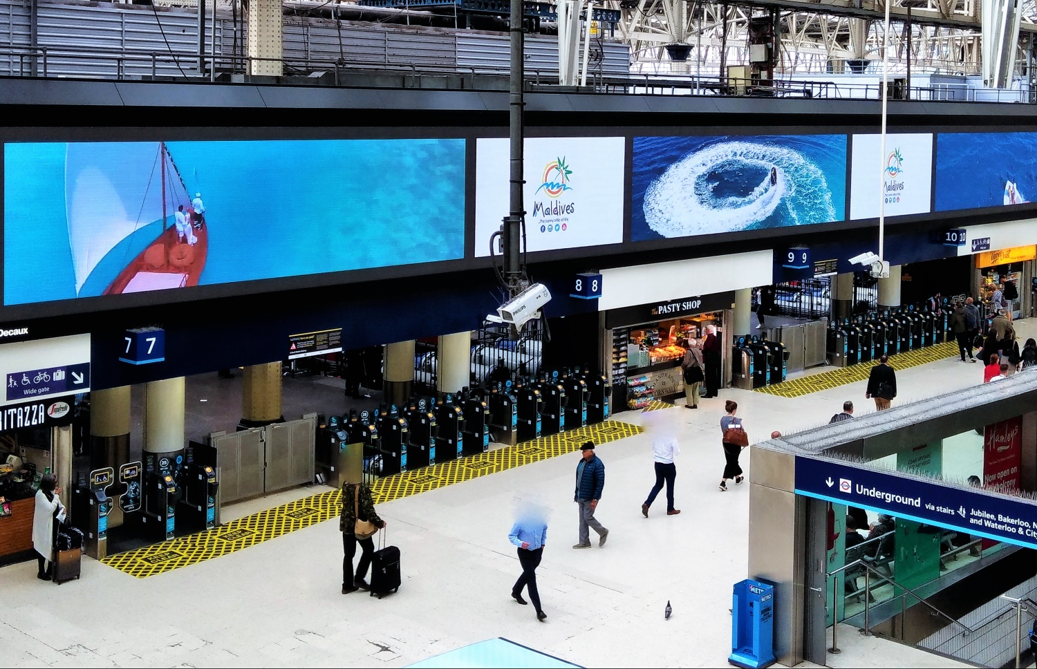 ލަންޑަނުގެ ވޯޓާލޫ ސްޓޭޝަނުގެ ސްކްރީނުގައި ރާއްޖެ އިޝްތިހާރު ކުރަނީ-- ފޮޓޯ: އެމްއެމްޕީއާރުސީ