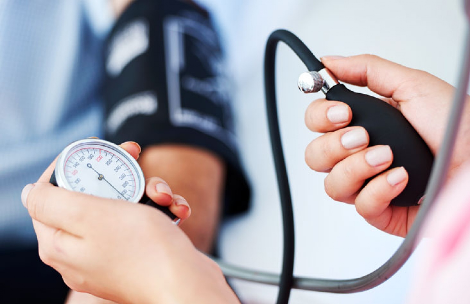 މީހެއްގެ ޕްރެޝަރު ޗެކްކުރަނީ.