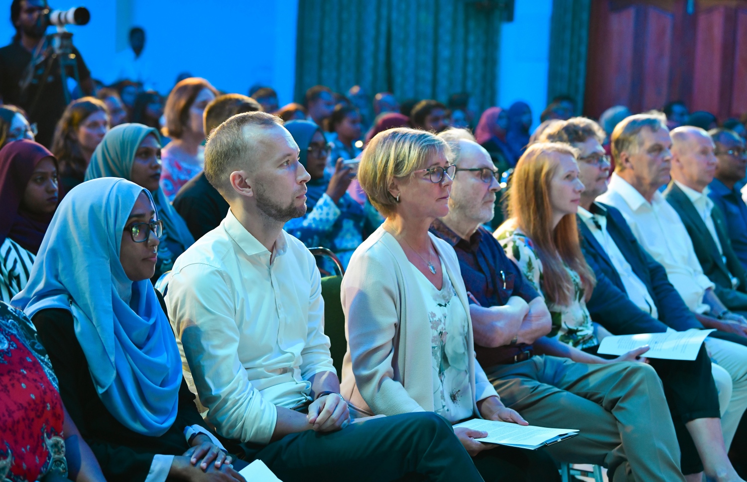 ފިންލެންޑް ސްކޫލުގެ "ހައި ސްކޫލް ކޮންސެޕްޓް" ތައާރަފްކުރަން ރޭ ބޭއްވި ރަސްމިއްޔާތުގައި، އެ ސްކޫލުގެ ޕްރިންސިޕަލް ޑރ. އެއްޔާ (ކ-3) ބައިވެރިވެވަޑައިގަންނަވަނީ -- ފޮޓޯ: ނިޝާން އަލީ/ މިހާރު