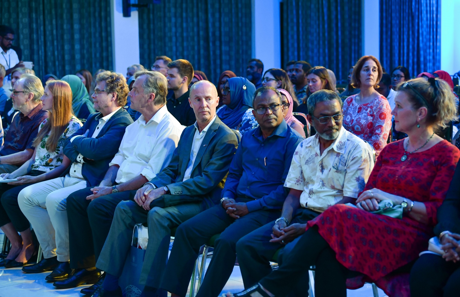 ފިންލެންޑް ސްކޫލުގެ "ހައި ސްކޫލް ކޮންސެޕްޓް" ތައާރަފްކުރަން ރޭ ބޭއްވި ރަސްމިއްޔާތުގައި، އެޑިއުކޭޝަންގެ ސްޓޭޓް މިނިސްޓަރު ޑރ. ރަޝީދު (ކ-2) އަދި އެ ގައުމުން މި ސަރަހައްދަށް ކަނޑައަޅާފައިވާ ސަފީރު ކަމަރައިނެން ބައިވެރިވެވަޑައިގަންނަވަނީ -- ފޮޓޯ: ނިޝާން އަލީ/ މިހާރު