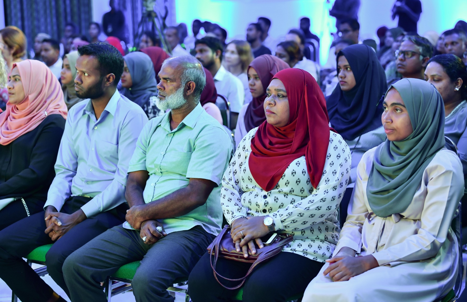 ފިންލެންޑް ސްކޫލުގެ "ހައި ސްކޫލް ކޮންސެޕްޓް" ތައާރަފްކުރަން ރޭ ބޭއްވި ރަސްމިއްޔާތުގައި ބައިވެރިވި ބައެއް މީހުން -- ފޮޓޯ: ނިޝާން އަލީ/ މިހާރު