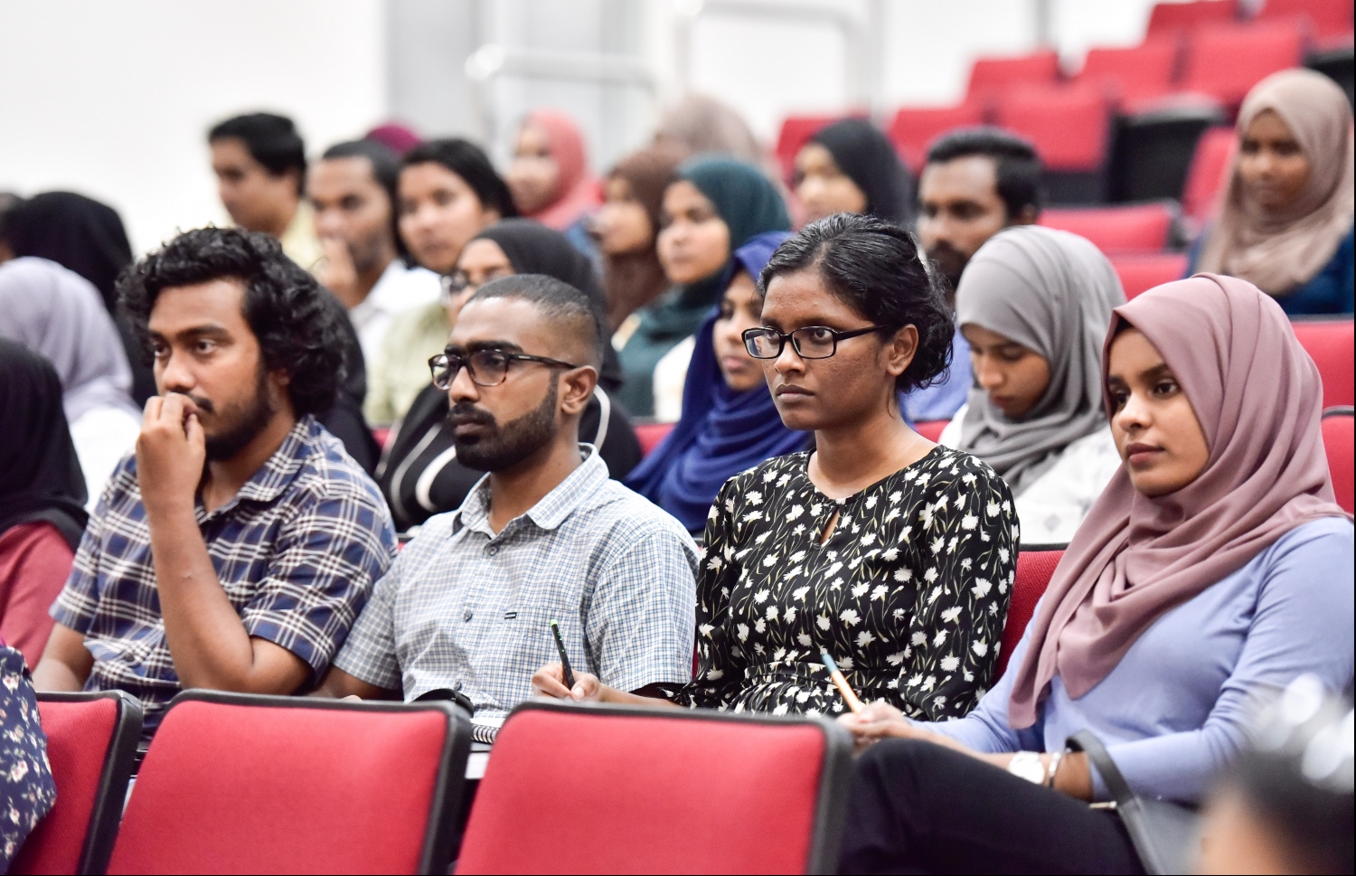 ސުއޫދުގެ ތަގުރީރު އަޑު އަހަން ވަދެ ތިބި ބައެއް ފަރާތްތައް. ފޮޓޯ: ހުސައިން ވަހީދު/މިހާރު