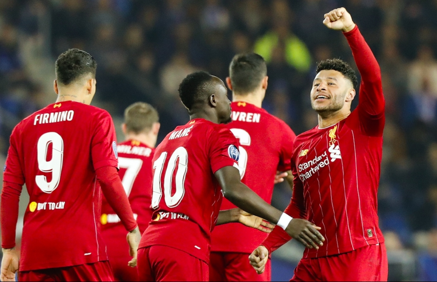 ލަނޑު ޖެހުމަށް ފަހު ޗަމްބަލެއިން (ކ) ލިވަޕޫލްގެ އެހެން ކުޅުންތެރިންނާ އެކު. -- ފޮޓޯ: އޭއެފްޕީ