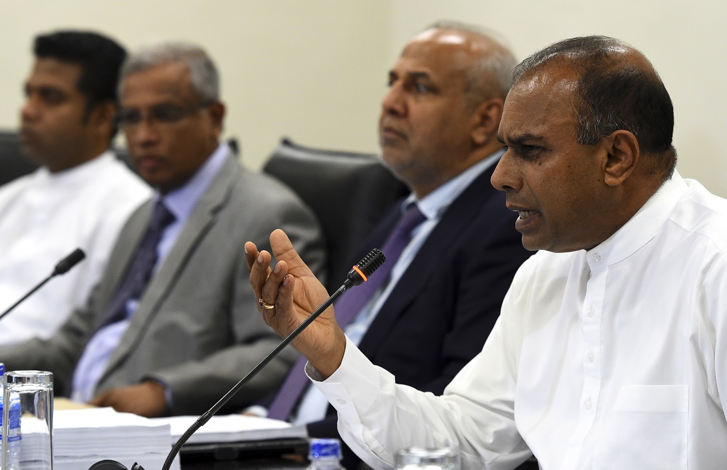 ސްރީ ލަންކާގެ ޑިޕިއުޓީ ސްޕީކާ އަދި ސްޕެޝަލް ޕާލަމެންޓަރީ ސިލެކްޓް ކޮމިޓީގެ ޗެއާމަން އާނަންދަ ކުމާރަސިރީ (ކ) ޕާލަމެންޓުން ތައްޔާރު ކުރި ރިޕޯޓާ ގުޅޭ ގޮތުން އިއްޔެ ނޫސްވެރިންނާ ވާހަކަ ދައްކަވަނީ. --ފޮޓޯ:އޭއެފްޕީ