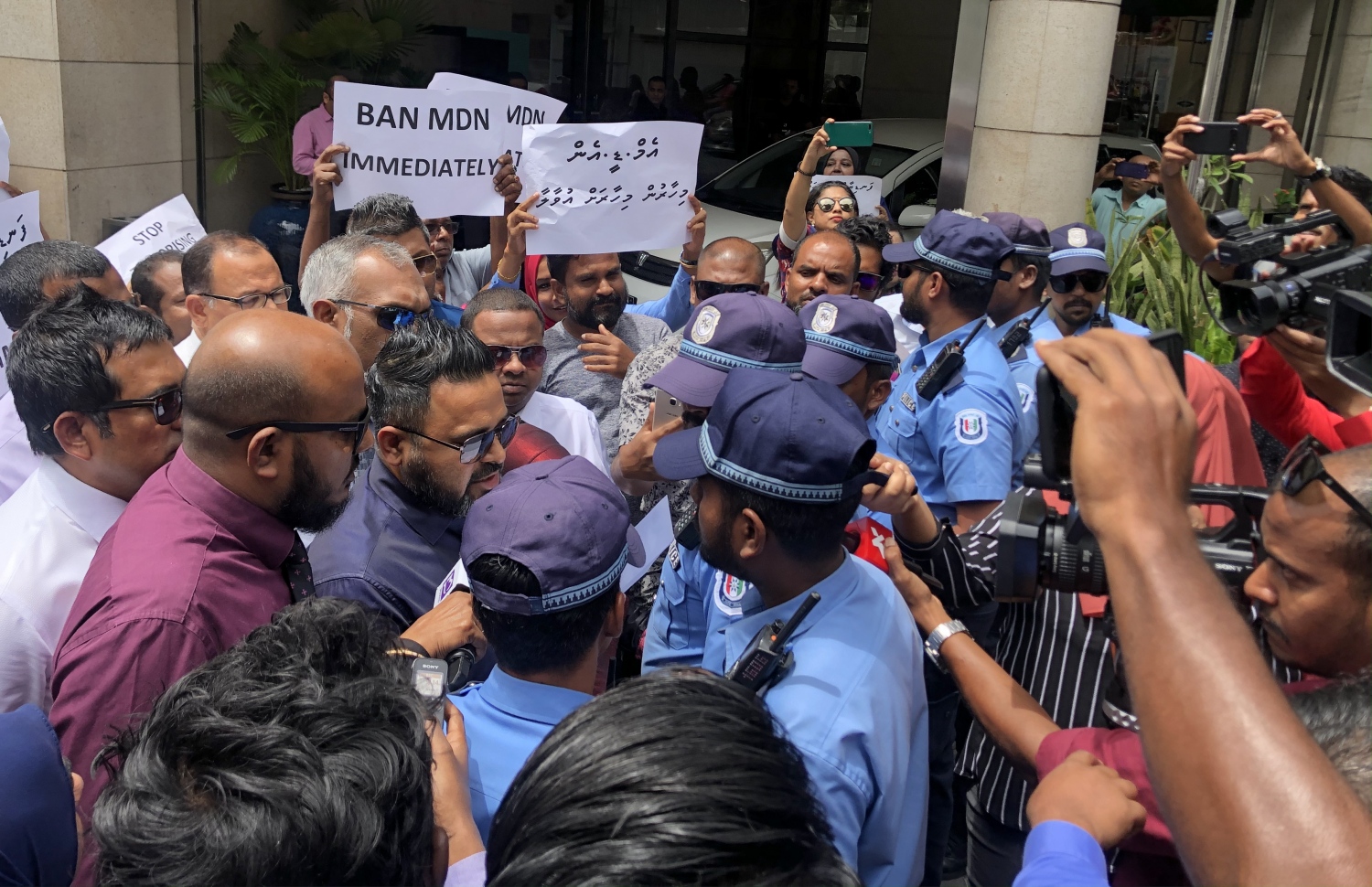 އިދިކޮޅު ބޭފުޅުން ޕްރެސް ދެއްވި ގަޑީގައި ފުލުހުން ހުރަސް އަޅަނީ. --- ފޮޓޯ: ނިޝާން އަލީ/ މިހާރު