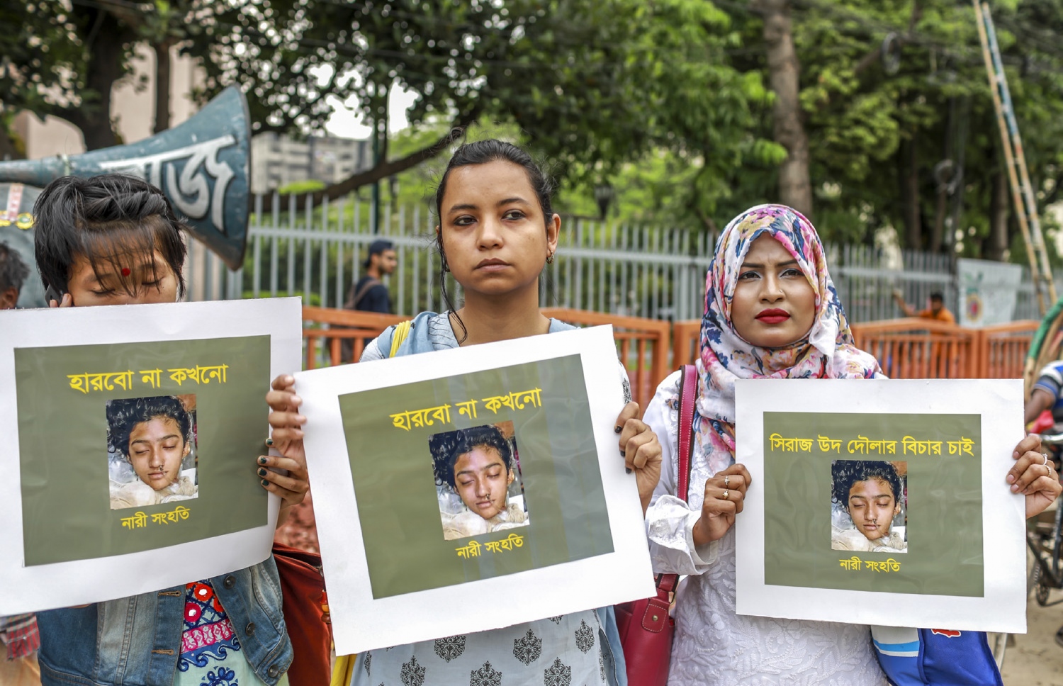 މަރާލި ދަރިވަރު ނުސްރަތުގެ ފޮޓޯ ހިފައިގެން އެޕްރީލް 12، 2019 ގައި ޑާކާގައި މުޒާހަރާ ކުރަނީ. --ފޮޓޯ:އޭއެފްޕީ