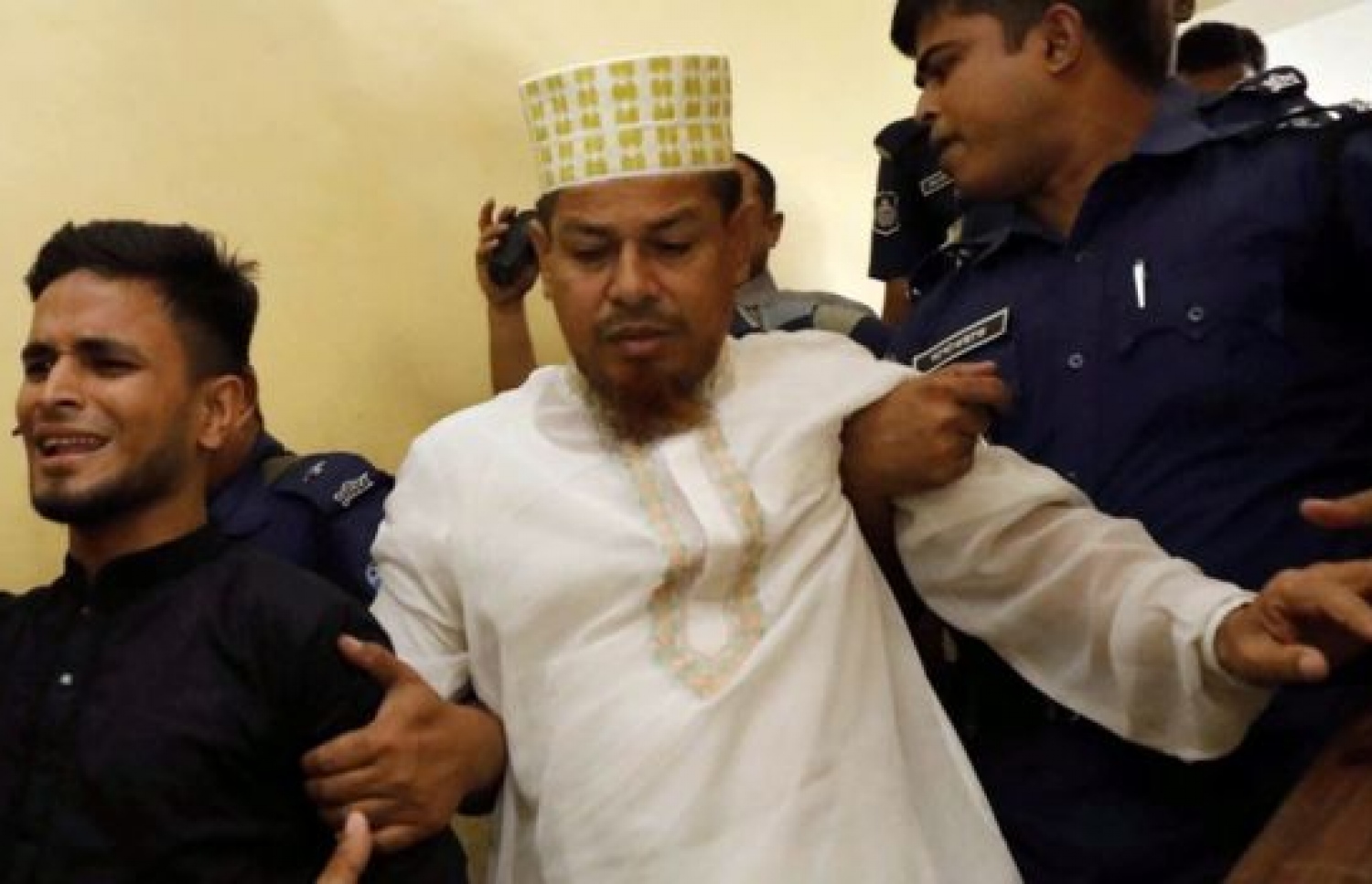 ނުސްރަތަށް ޖިންސީ ގޯނާކުރި، ހެޑް ޓީޗަރު ސިރާޖުއް ދައުލާ. --ފޮޓޯ:ރޮއިޓާސް