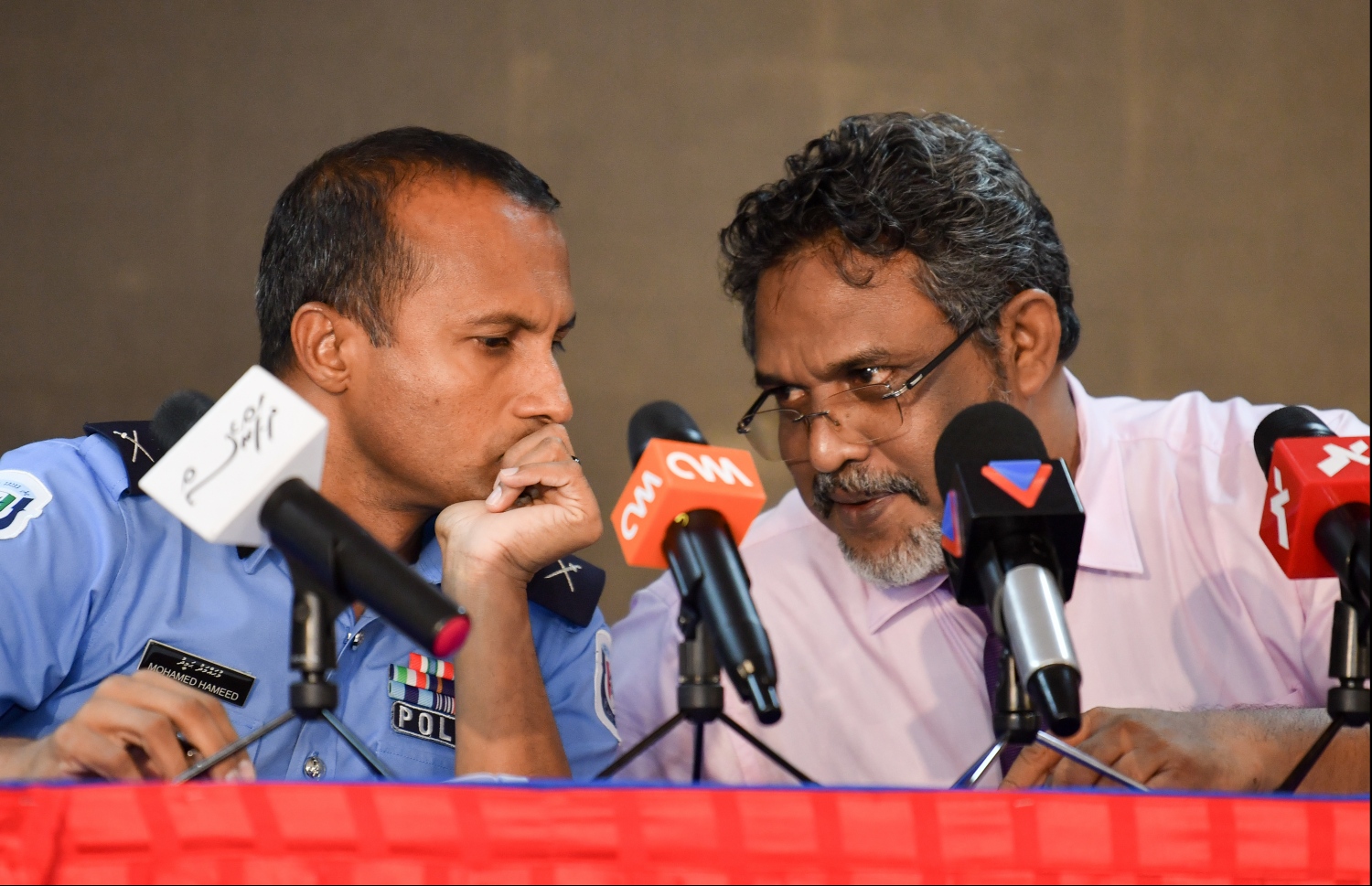 އެސެޓްސް ރިކަވަރީ ކޮމިޝަނުން ބޭއްވި ނޫސްވެރިންގެ ބައްދަލުވުމެއްގައި ކޮމިޝަންގެ ރައީސް އަހުމަދު އަސްއަދު އަދި ސީޕީ މުހަންމަދު ހަމީދު -- ފައިލް ފޮޓޯ: މިހާރު