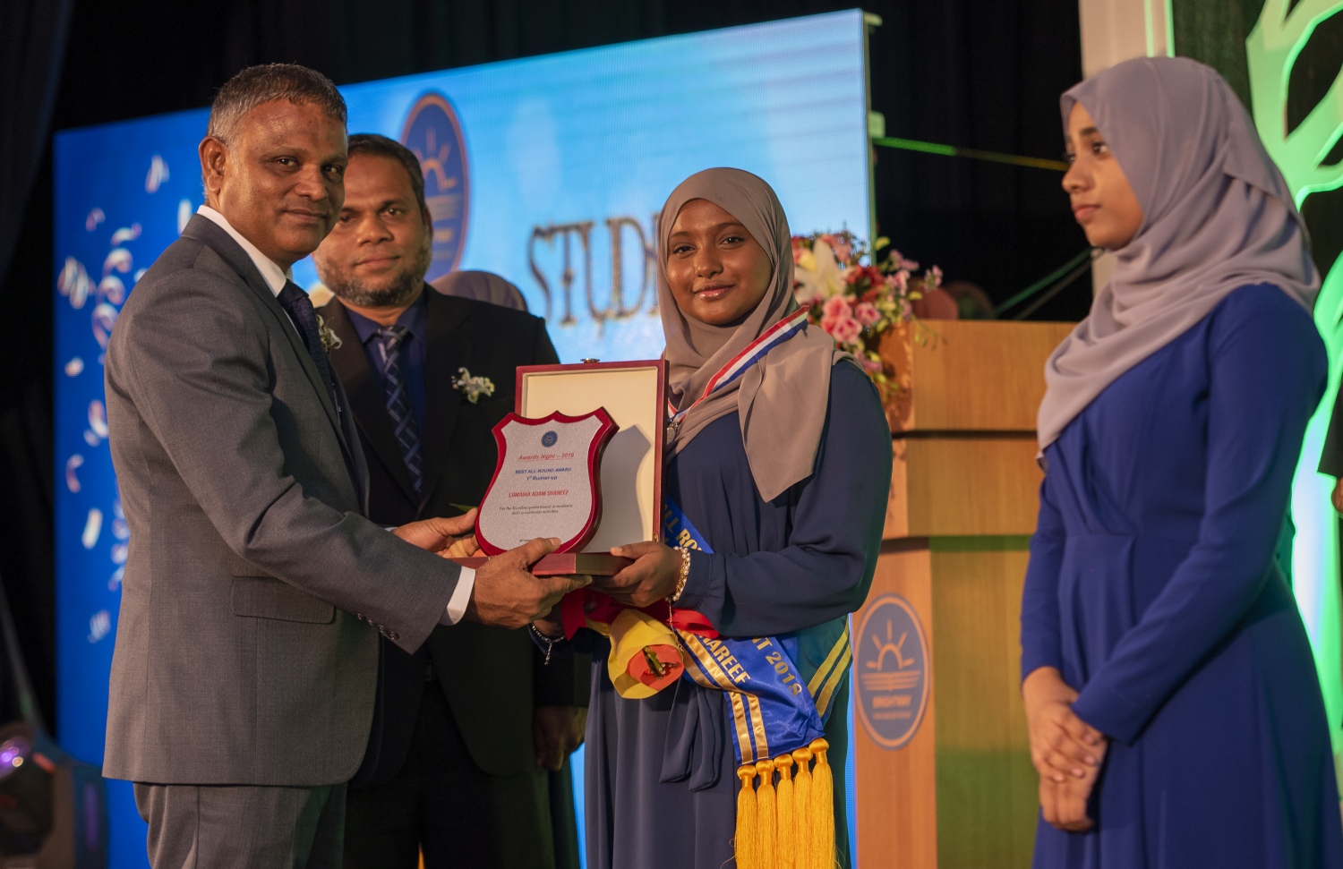 ބްރައިޓްވޭ ސްކޫލުން ހުރިހާ ގޮތަކުން ދެ ވަނަ ހޯދި ލުމައިހާއަށް،  ހަޔަ އެޑިއުކޭޝަން މިނިސްޓަރު ޑރ. އިބްރާހިމް ހަސަން އެވޯޑު ހަވާލުކޮށްދެއްވަނީ- ފޮޓޯ: ބްރައިޓްވޭ އިންޓަނޭޝަނަލް ސްކޫލް