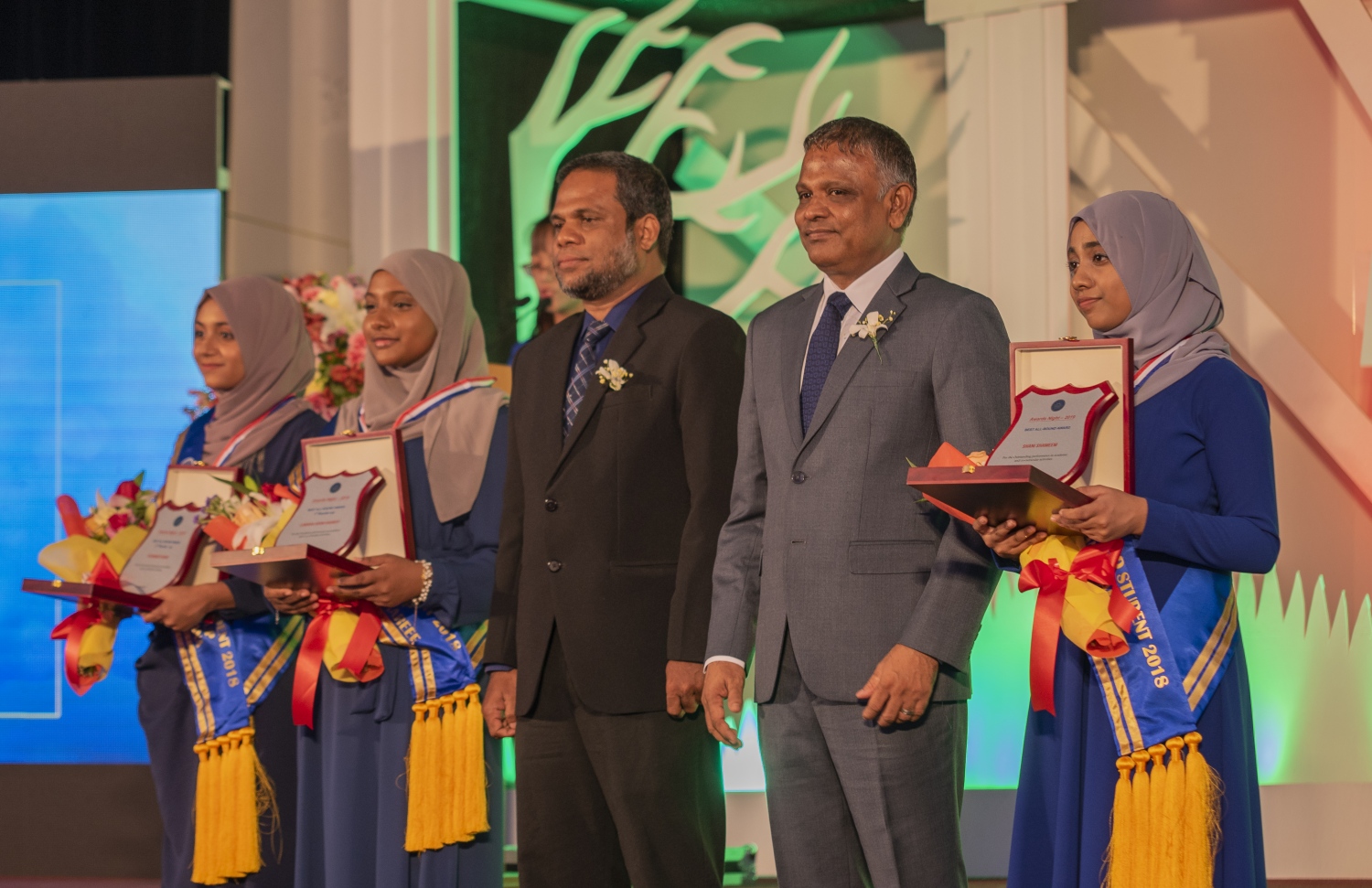 ބްރައިޓްވޭ ސްކޫލުން މިދިޔަ އަހަރު އެންމެ މޮޅު ދަރިވަރުންނާއެކު ހަޔަ އެޑިއުކޭޝަން މިނިސްޓަރު ޑރ. އިބްރާހިމް ހަސަން ފޮޓޯއަކަށް ހުއްޓިވަޑައިގެން.-- ފޮޓޯ: ބްރައިޓްވޭ އިންޓަނޭޝަނަލް ސްކޫލް