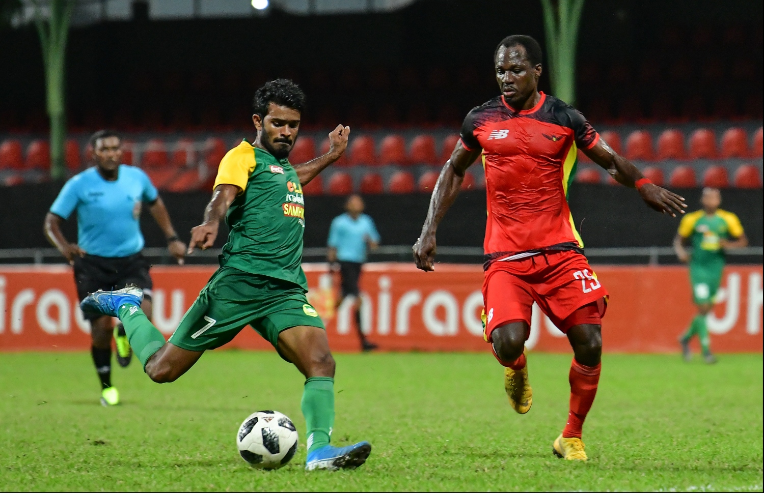 ދަ ގްރާންޑޭގެ ކްރިސްޓިއަން (ކ) ކައިރިން މާޒިޔާގެ ފޭދޫ އިއްބެ ބޯޅަ ފޮނުވާލަނީ.-- ފޮޓޯ: ހުސެއިން ވަހީދު/ މިހާރު