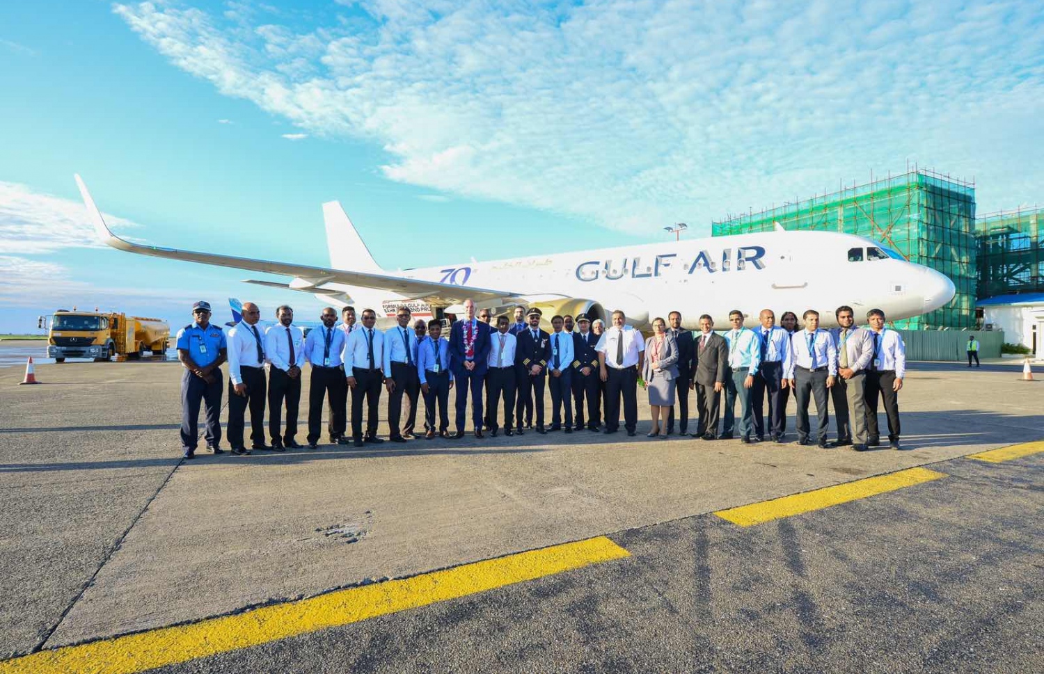 ގަލްފް އެއާގެ ބޯޓު ކައިރީގައި އެއާލައިންގެ އިސްވެރިންނާއި އެމްއޭސީއެލްގެ ޓީމް މަޑުކޮށްލައިގެން-- ފޮޓޯ: އެމްއޭސީއެލް