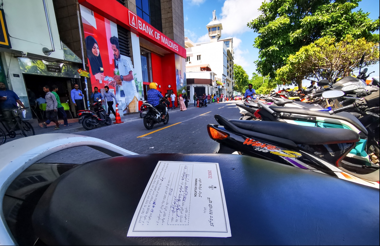 ގަވައިދާ ހިލާފަށް ޕާކުކޮށްގެން ސައިކަލެއްގައި ސްޓިކާ ޖަހާފައި: މިއީ މިހާރު އާއްމު މަންޒަރެއް