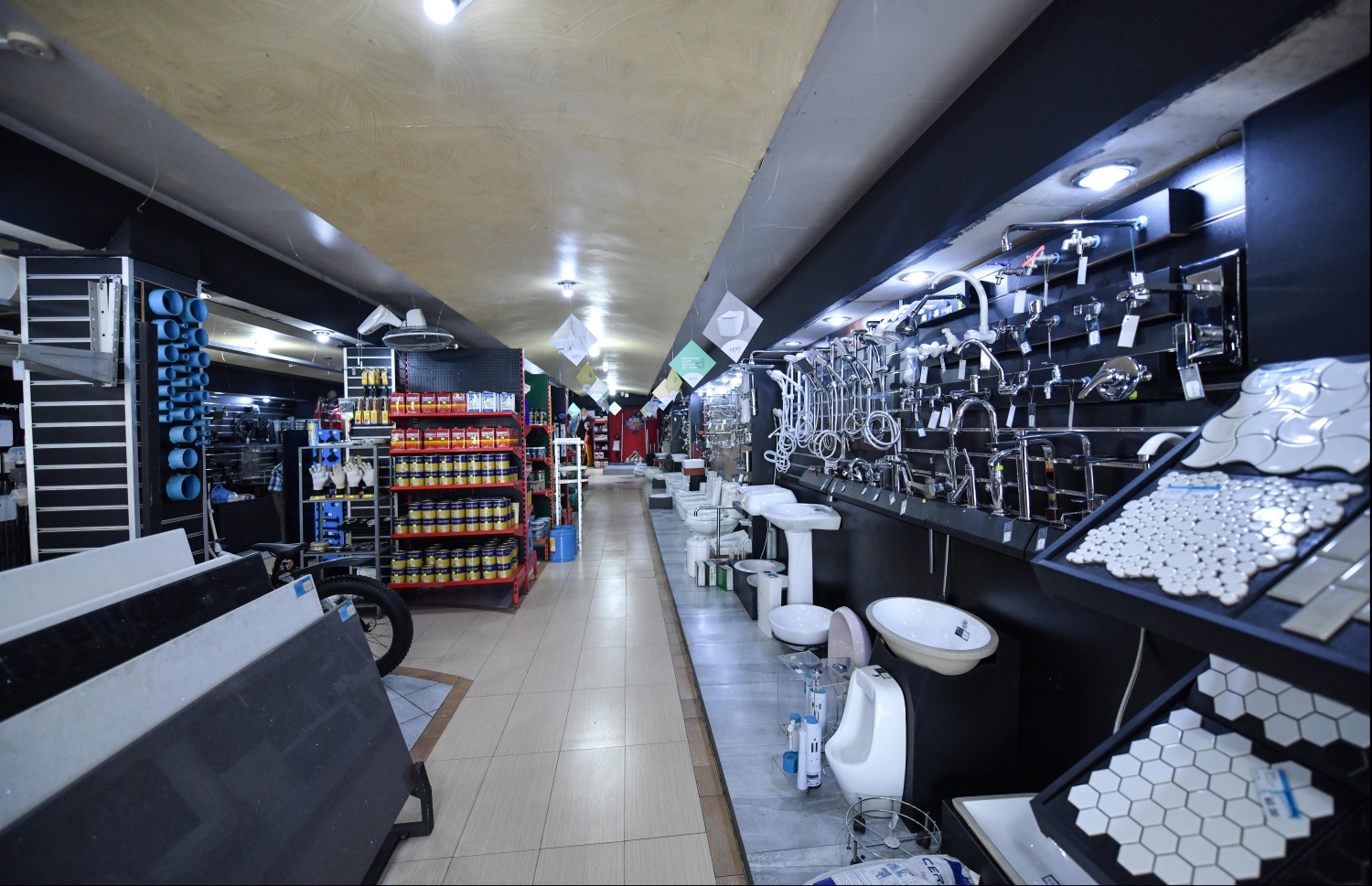 އެލްބިއޯން ސްޓޯގައި ވިއްކާ ބައެއް ސާމާނު-- ފޮޓޯ:މިހާރު