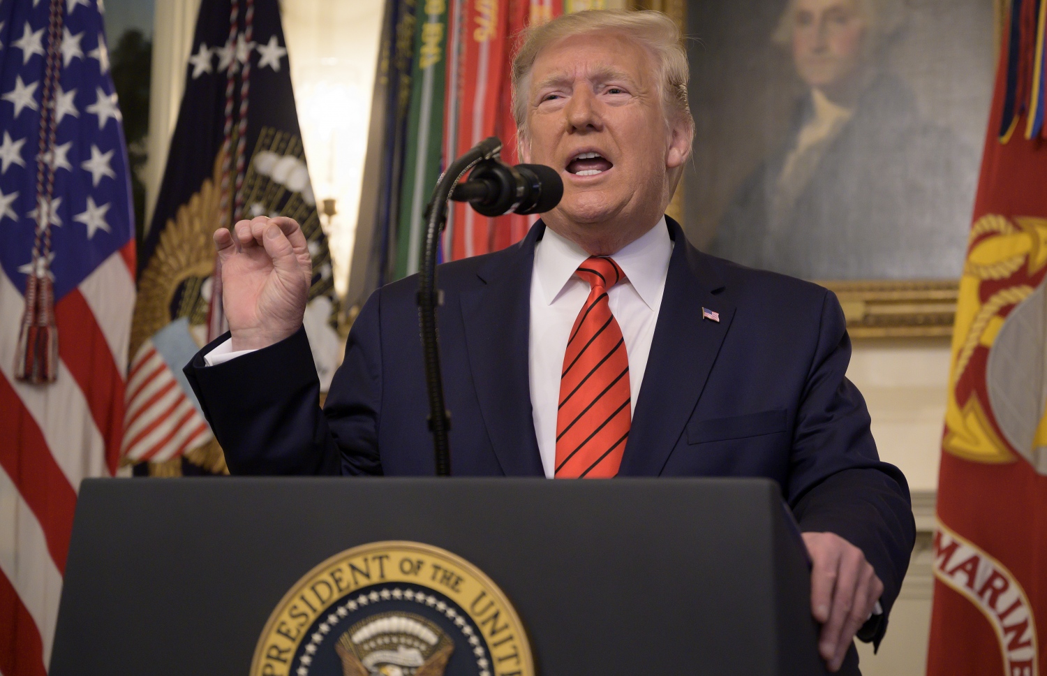 ވައިޓް ހައުސްގައި ޓްރަމްޕް މިއަދު ނޫސްވެރިންނާ ބައްދަލު ކުރައްވަނީ. --ފޮޓޯ:އޭއެފްޕީ