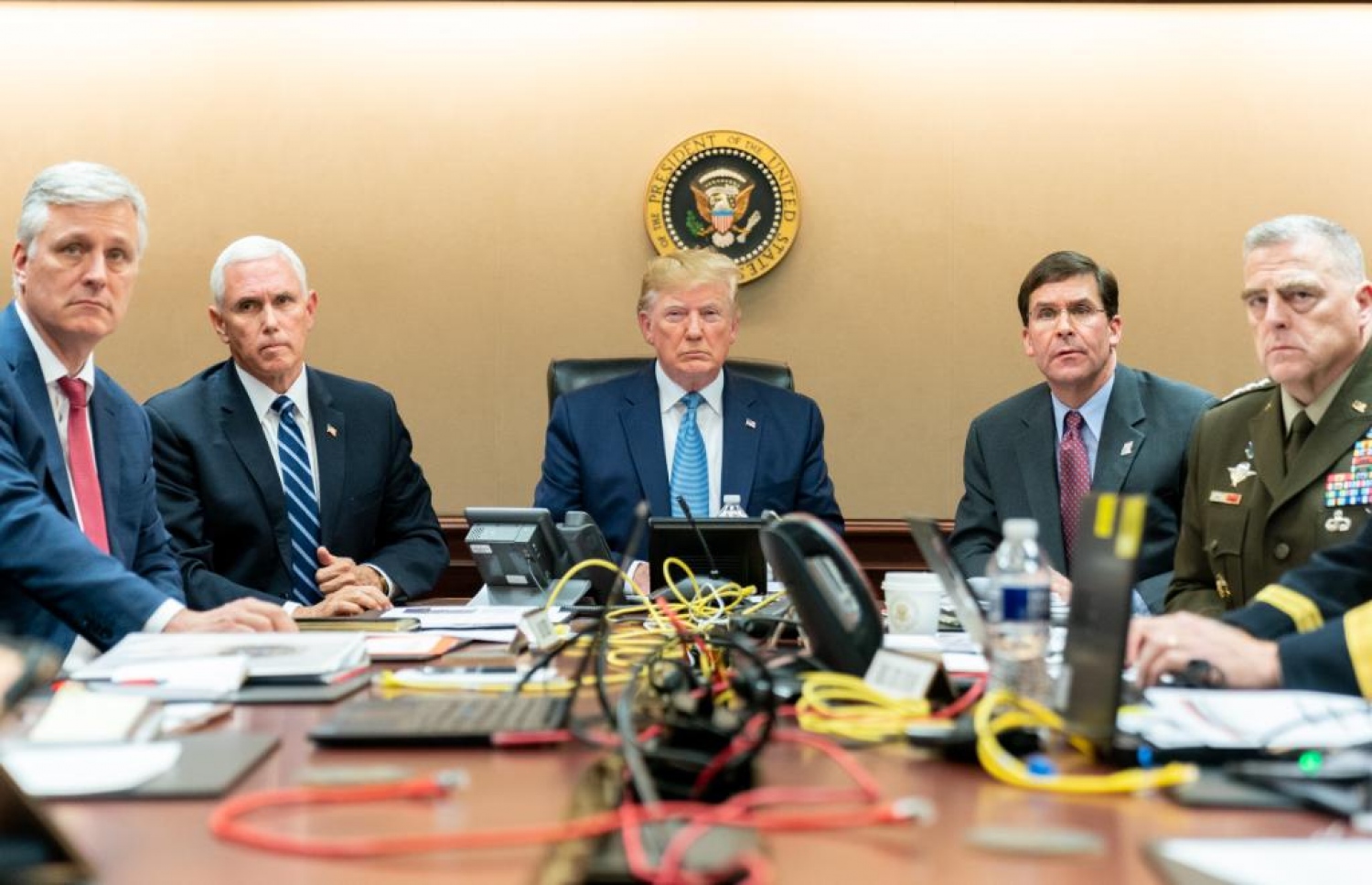 ބަޣުދާދީ މަރާލަން އެމެރިކާގެ ސްޕެޝަލް ފޯސަސް އިން ހިންގި އޮޕަރޭޝަން ރައީސް ޓްރަމްޕް (މ) އާއި ސީނިއާ އޮފިޝަލުން ވައިޓް ހައުސްގެ ސިޗުއޭޝަން ރޫމްގައި ބައްލަވަނީ. --ފޮޓޯ:އޭއެފްޕީ