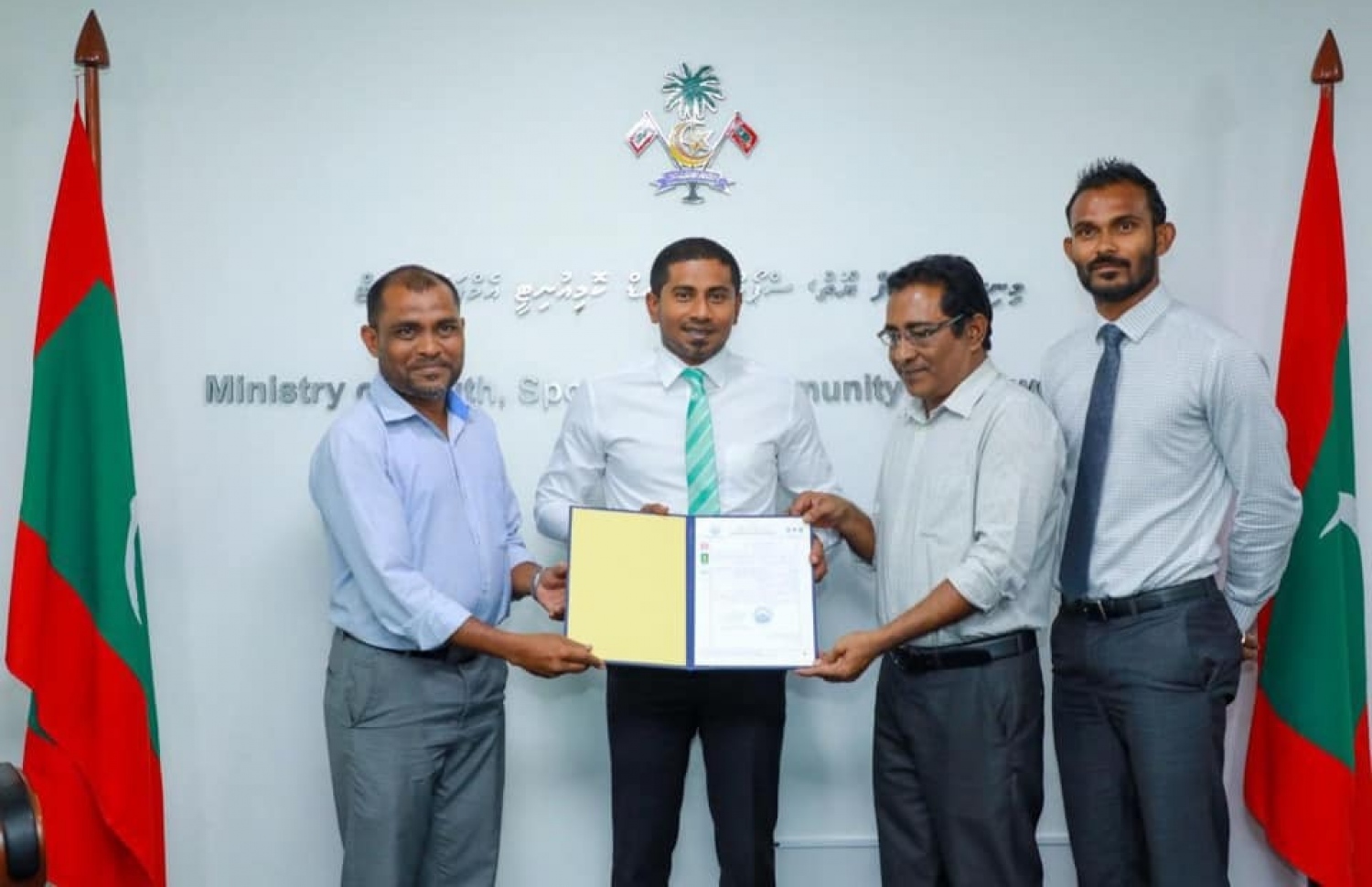 ސްވިމިން ޓްރެކް ތަރައްގީ ކުރަން މިނިސްޓަރު މަހުލޫފް، މާޒިޔާ ކޮންސްޓްރަކްޝަންއާ ހަވާލު ކުރައްވަނީ: ނިންމަން ބުނި މުއްދަތު ހަމަވިއިރުވެސް މަސައްކަތް ނުފަށާ-- ފޮޓޯ: ޔޫތު މިނިސްޓްރީ