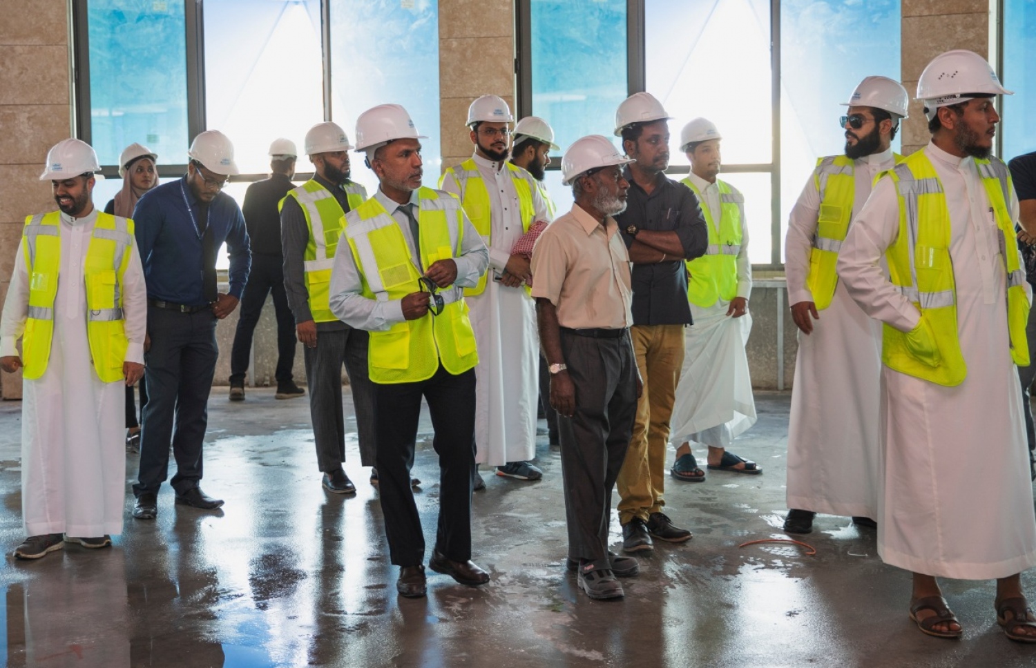 ސައުދީ ވަފުދުގެ ބޭފުޅުންނާއެކު އިސްލާމިކް މިނިސްޓަރު ޑރ. ޒާހިރު މިސްކިތުގެ މަސައްކަތްތައް ބައްލަވާލައްވަނީ-- ފޮޓޯ: އިސްލާމިކް މިނިސްޓްރީ