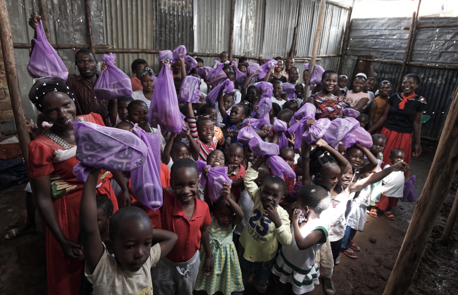 މެރެތަން ޝޮޕުން ފޮނުވި ބޫޓްތައް ލިބުމުން ކަމްޕާލާގެ ކުދިން އުފާވެފައި.