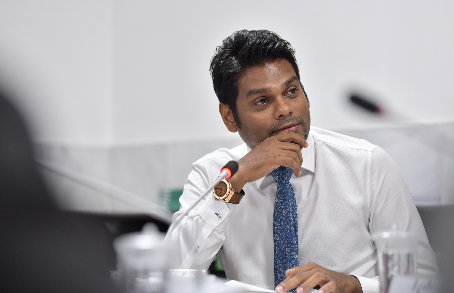 އެސްޓީއޯގެ ކުރީގެ މެނޭޖިން ޑިރެކްޓަރު ހުސައިން އަމްރު މަޖިލީހުގެ ކޮމިޓީއެއްގައި-- ފައިލް ފޮޓޯ: މިހާރު