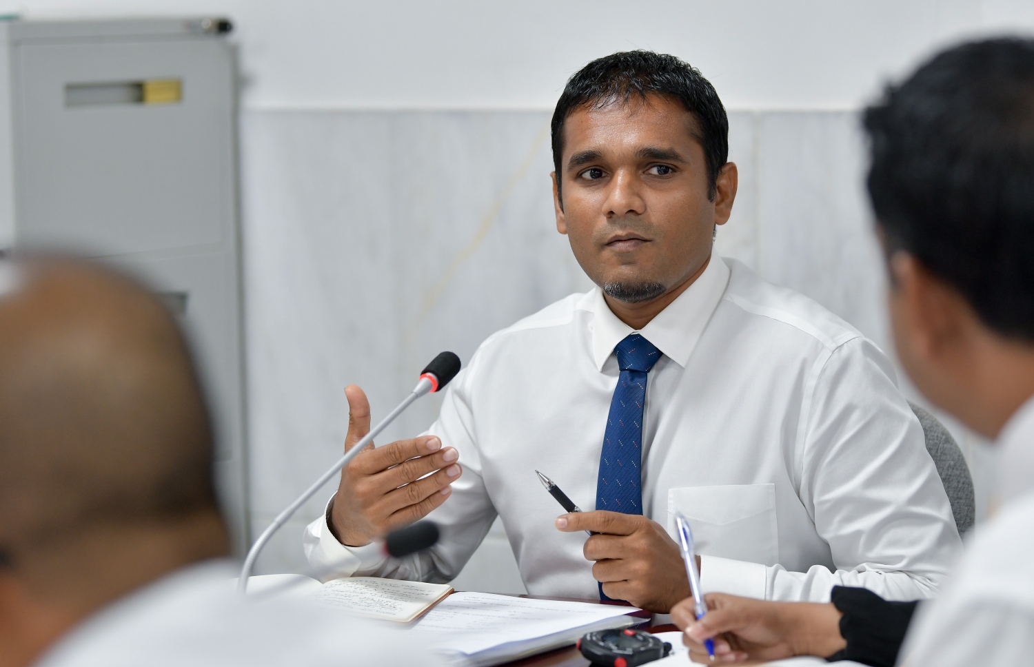 މަޖިލީހުގެ ކޮމިޓީއެއްގައި އިލްޔާސް ވާހަކަ ދައްކަަވަނީ. --ފޮޓޯ/މިހާރު