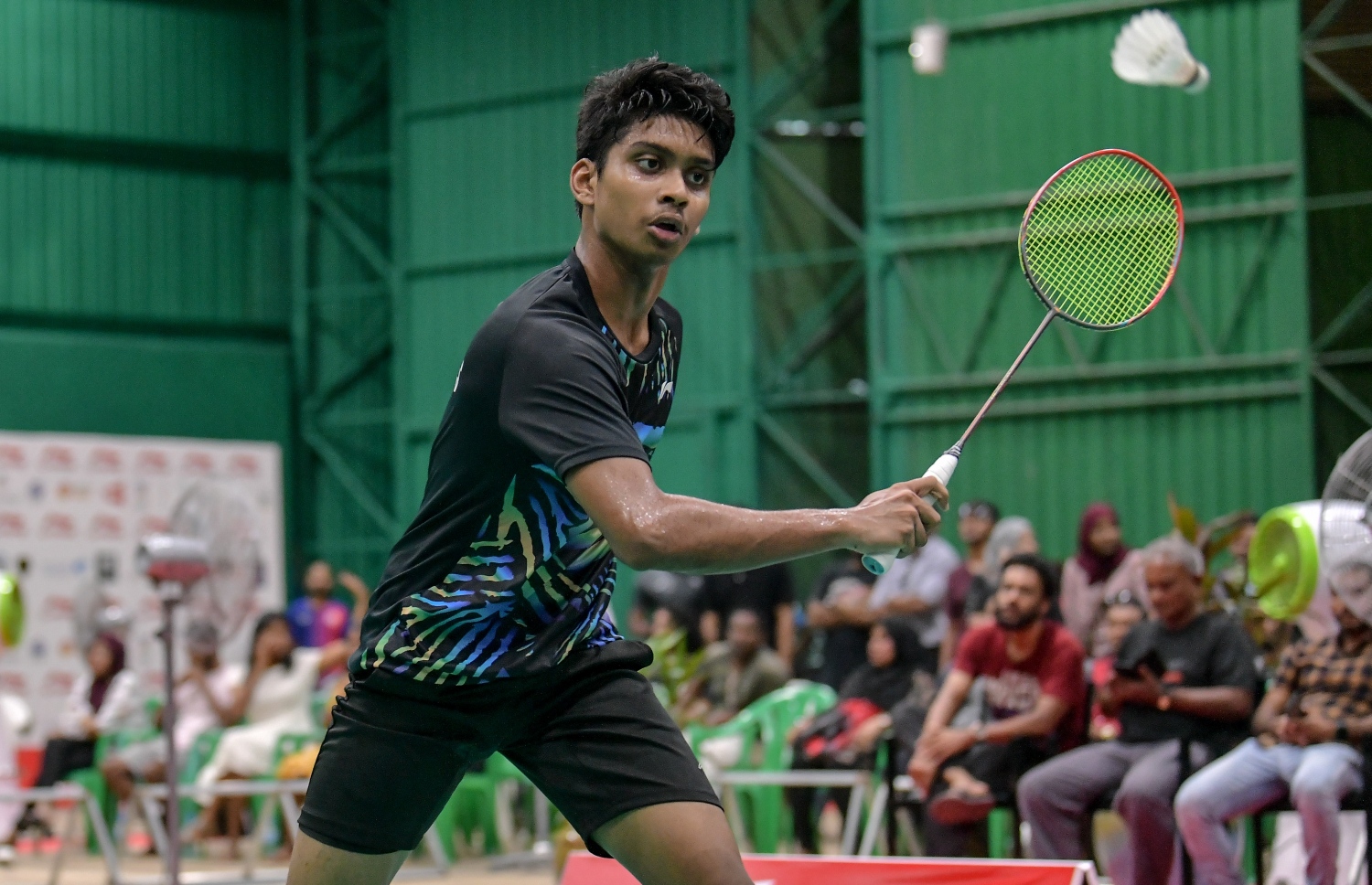 ސެމީ ފައިނަލް މެޗުގެ ތެރެއިން ޒުވާން ކުޅުންތެރިޔާ ނިބާލް ބޯޅަ ފޮނުވާލަނީ.-- ފޮޓޯ: ނިޝާން އަލީ/ މިހާރު