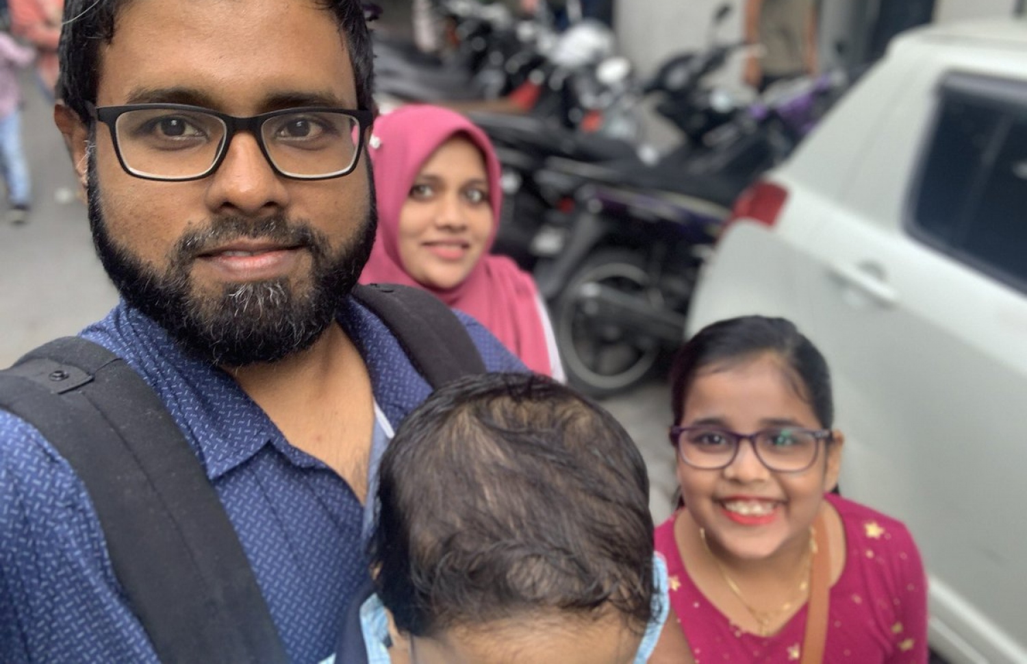 ޑރ. މުހައްމަދު އަލީ އޭނާގެ އާއިލާއާ އެކު: މުޅި މުޖުތަމައުއަކީ ވެސް އާއިލާ