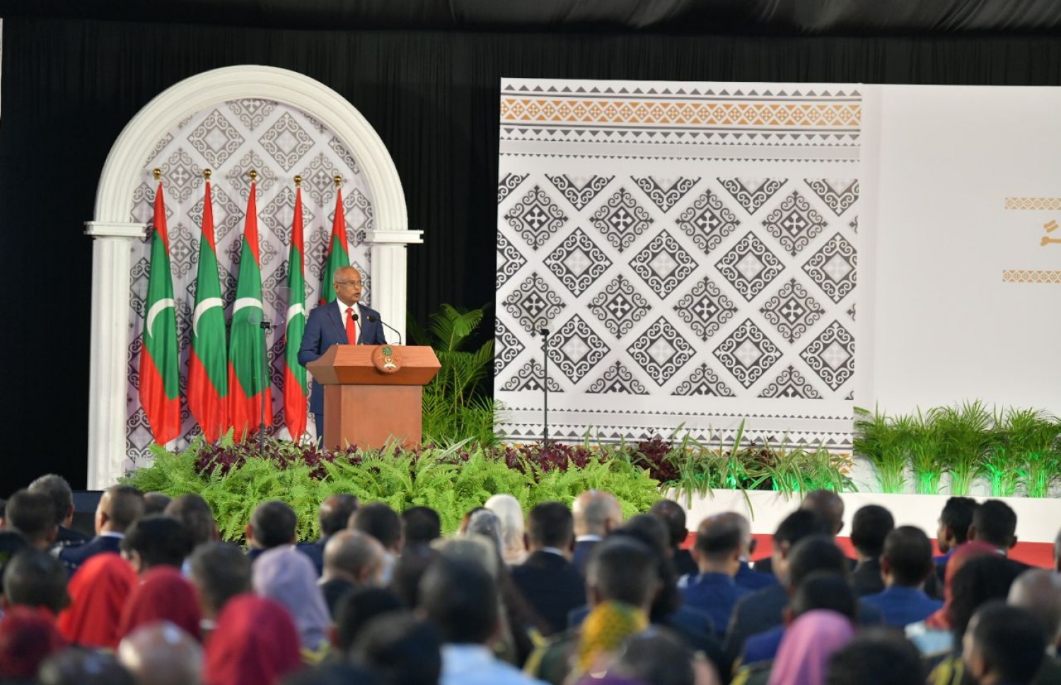 ގައުމީ ދުވަހުގެ ރަސްމީ ޖަލްސާގައި ރައީސް އިބްރާހީމް މުހައްމަދު ސޯލިހު މިރޭ ވާހަކަ ދައްކަވަނީ. ދީނީ މައްސަލަތަކާ މެދު އެމަނިކުފާނު އިދިކޮޅަށް ރައްދު ދެއްވި. ފޮޓޯ: ހުސައިން ވަހީދު/މިހާރު