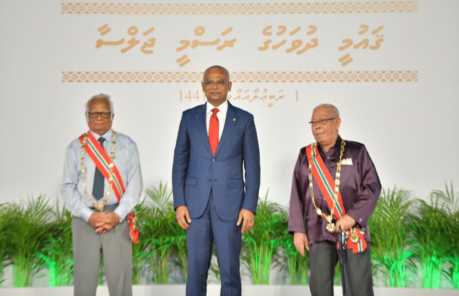 ނިޝާން އިއްޒުއްދީންގެ އިއްޒަތުގެ ވެރިކަން ލިބިވަޑައިގެންނެވި އަބްދުﷲ ސޯދިގު (ސޯދުބެ)އާއި އަހުމަދު އާދަމް (ހިކަރީ). ރައީސް އިބްރާހީމް މުހައްމަދު ސޯލިހު އަރިހުގައި. ފޮޓޯ: ހުސައިން ވަހީދު/މިހާރު