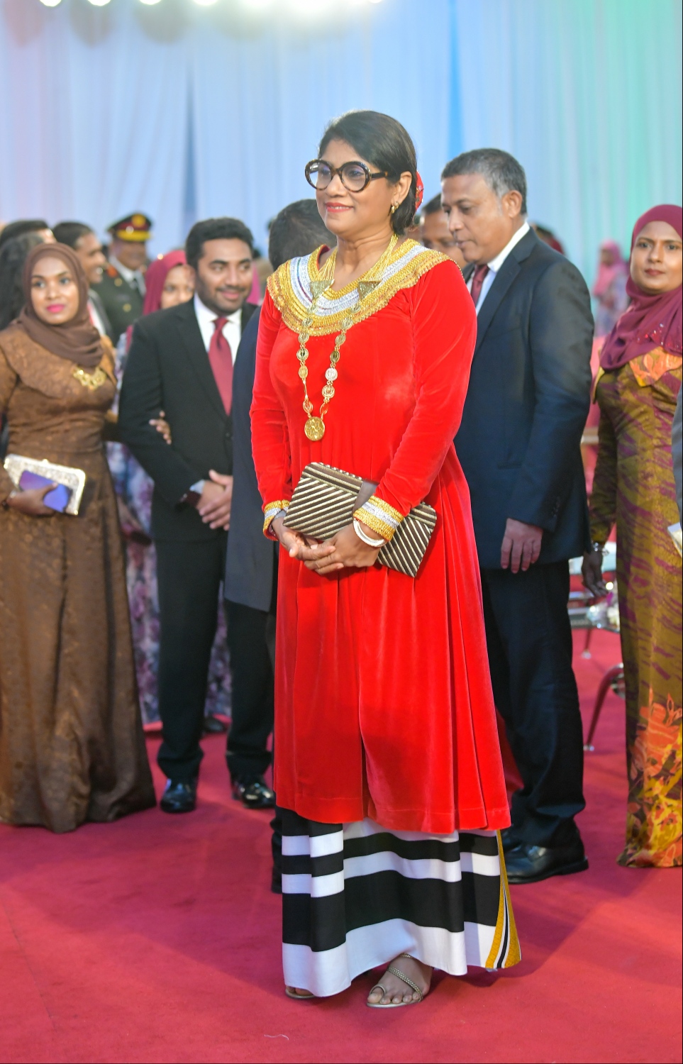 މާލެ: އޮކްޓޯބަރު 29، 2019: މި އަހަރުގެ ގައުމީ ދުވަހުގެ މުނާސަބަތުގައި ދަރުބާރުގޭގައި ބޭއްވި ޖަލްސާގައި ޑިފެންސް މިނިސްޓަރު މާރިޔާ އަހުމަދު ދީދީ، ދިވެހިންގެ ސަގާފީ ހެދުމުގައި.---ފޮޓޯ: ހުސައިން ވަހީދު/މިހާރު