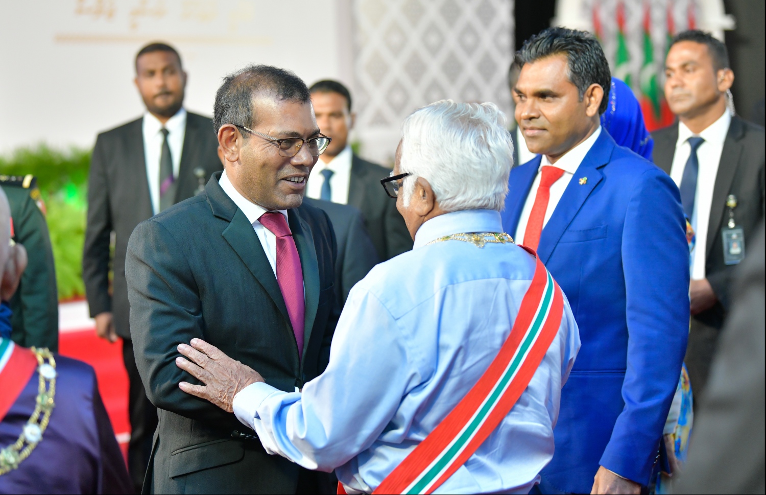 މާލެ: އޮކްޓޯބަރު 29، 2019: މި އަހަރުގެ ގައުމީ ދުވަހުގެ ރަސްމިއްޔާތުގައި، ރައްޔިތުންގެ މަޖިލީހުގެ ރައީސް މުހައްމަދު ނަޝީދު، ނިޝާން އިއްޒުއްދީންގެ ވެރިޔާގެ ލަގަބު މިރޭ ހާސިލް ކުރެއްވި އަހުމަދު އާދަމް (ހިކަރީ) އަށް މަރުހަބާ ދަންނަވަނީ.--- ފޮޓޯ: ހުސައިން ވަހީދު /މިހާރު