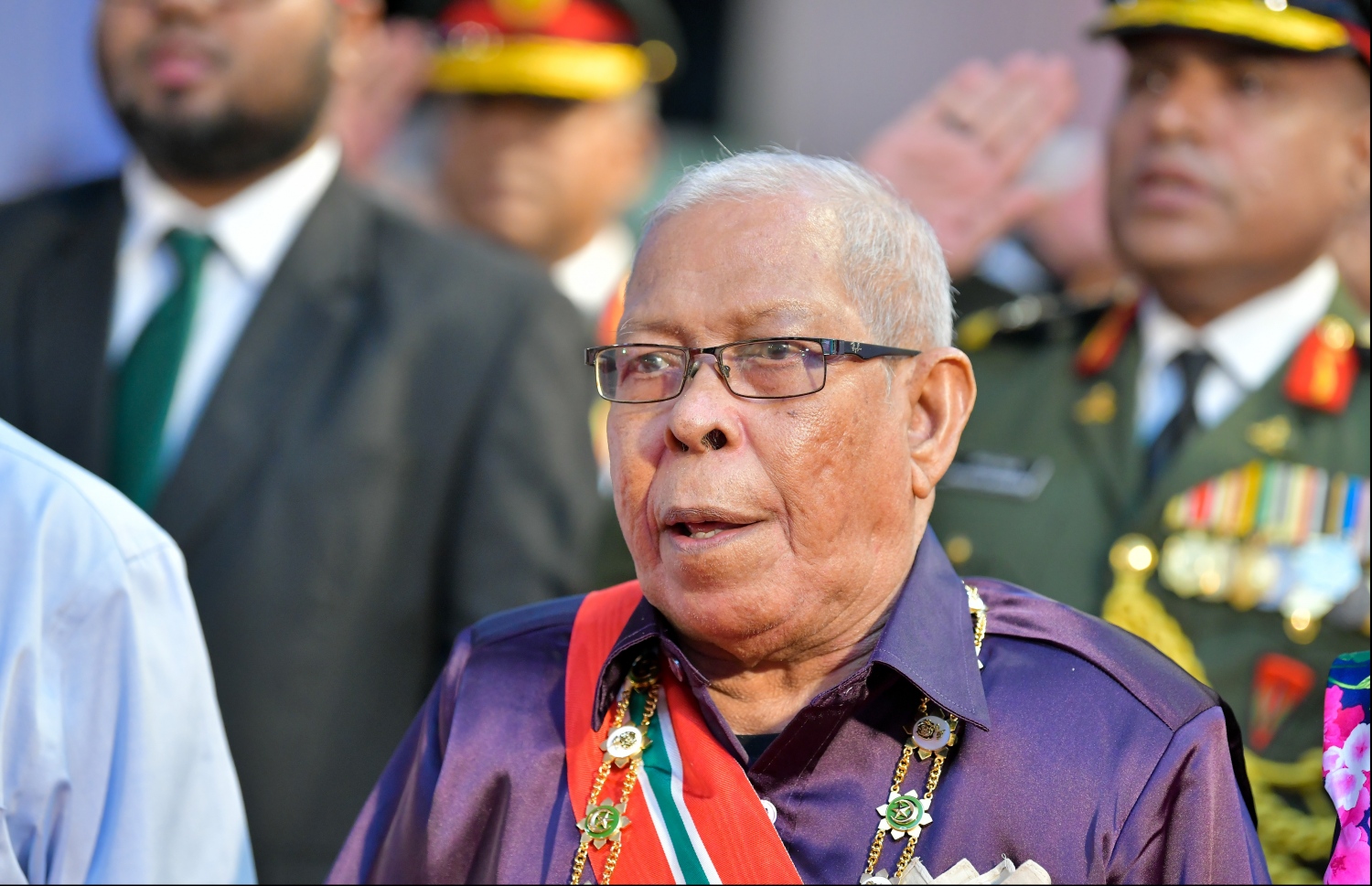 މާލެ: އޮކްޓޯބަރު 29، 2019: ދިވެހިރާއްޖޭގެ ގައުމީ ދުވަހުގެ ރަސްމިއްޔާތުގައި މިރޭ ނިޝާން އިއްޒުއްދީންގެ ވެރިޔާގެ ލަގަބު ހާސިލްކުރެއްވި އަބްދުﷲ ސޯދިގު (ސޯދުބެ) ބައިވެރިވެވަޑައިގަންނަވަނީ.--- ފޮޓޯ: ހުސައިން ވަހީދު /މިހާރު