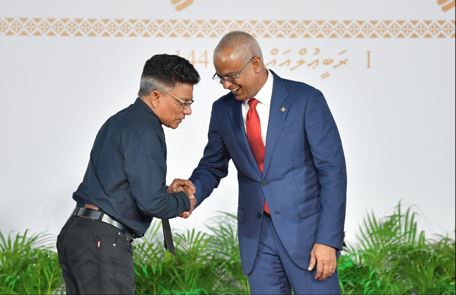 މާލެ: އޮކްޓޯބަރު 29، 2019: ދިވެހިރާއްޖޭގެ ގައުމީ ދުވަހުގެ ރަސްމިއްޔާތުގައި ގައުމީ ހިތްވަރުދިނުމުގެ އިނާމް ހާސިލްކުރި ފަރާތަކަށް ރައީސް އިބްރާހިމް މުހައްމަދު ސޯލިހް، އިނާމް ހަވާލުކުރައްވަނީ.--- ފޮޓޯ: ހުސައިން ވަހީދު /މިހާރު