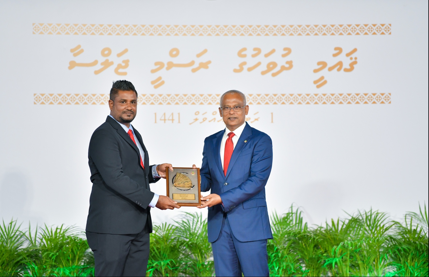 މާލެ: އޮކްޓޯބަރު 29، 2019: ދިވެހިރާއްޖޭގެ ގައުމީ ދުވަހުގެ ރަސްމިއްޔާތުގައި ގައުމީ ހިތްވަރުދިނުމުގެ އިނާމް ހާސިލްކުރި ފަރާތަކަށް ރައީސް އިބްރާހިމް މުހައްމަދު ސޯލިހް، އިނާމް ހަވާލުކުރައްވަނީ.--- ފޮޓޯ: ހުސައިން ވަހީދު /މިހާރު