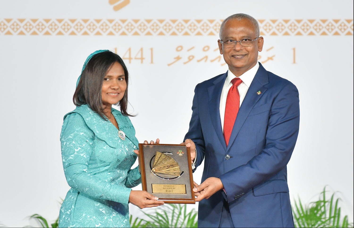 މާލެ: އޮކްޓޯބަރު 29، 2019: ދިވެހިރާއްޖޭގެ ގައުމީ ދުވަހުގެ ރަސްމިއްޔާތުގައި ގައުމީ ހިތްވަރުދިނުމުގެ އިނާމް ހާސިލްކުރި ފަރާތަކަށް ރައީސް އިބްރާހިމް މުހައްމަދު ސޯލިހް، އިނާމް ހަވާލުކުރައްވަނީ.--- ފޮޓޯ: ހުސައިން ވަހީދު /މިހާރު