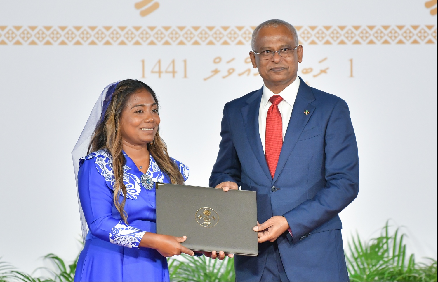 މާލެ: އޮކްޓޯބަރު 29، 2019: ދިވެހިރާއްޖޭގެ ގައުމީ ދުވަހުގެ ރަސްމިއްޔާތުގައި ގައުމީ ހިތްވަރުދިނުމުގެ އިނާމް ހާސިލްކުރި ފަރާތަކަށް ރައީސް އިބްރާހިމް މުހައްމަދު ސޯލިހް، އިނާމް ހަވާލުކުރައްވަނީ.--- ފޮޓޯ: ހުސައިން ވަހީދު /މިހާރު