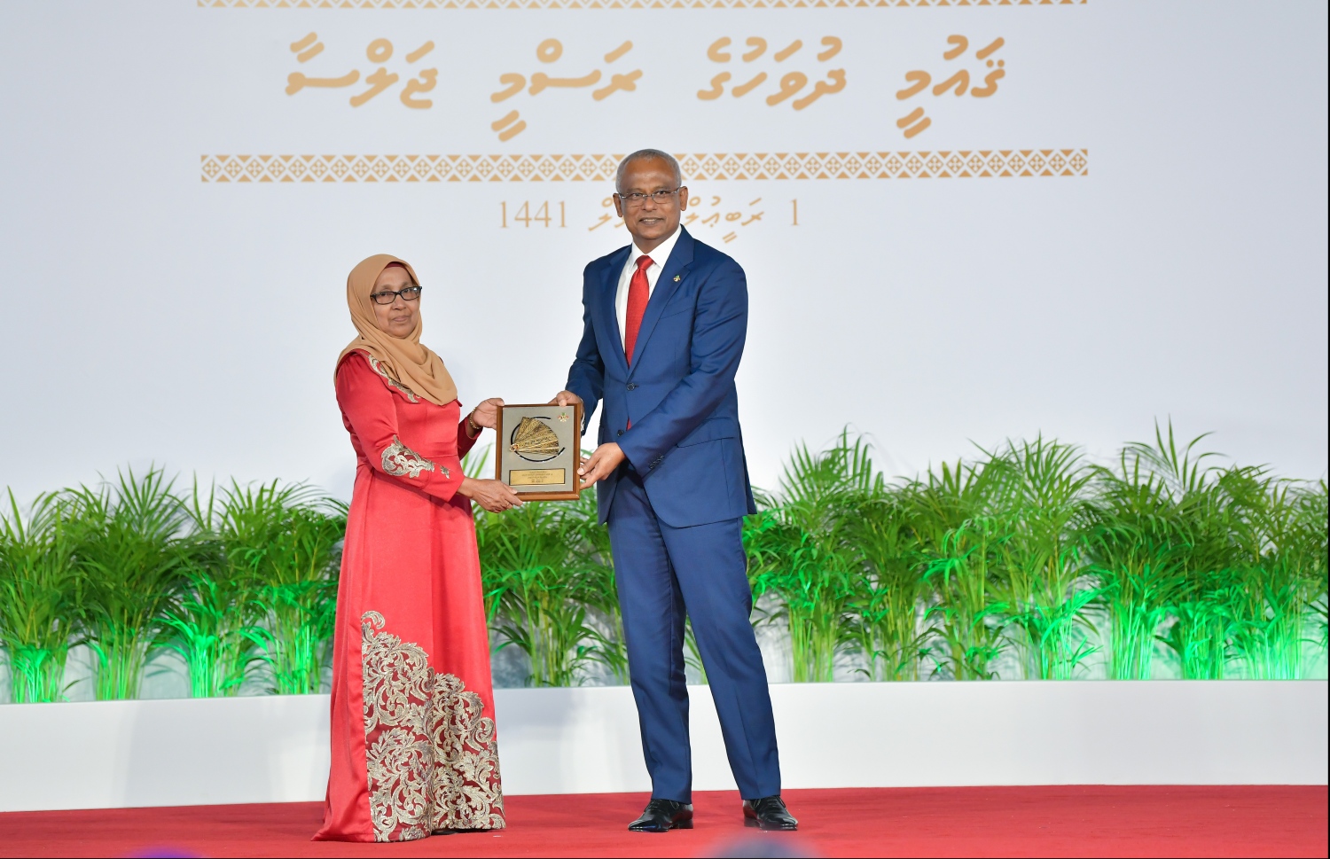 މާލެ: އޮކްޓޯބަރު 29، 2019: ދިވެހިރާއްޖޭގެ ގައުމީ ދުވަހުގެ ރަސްމިއްޔާތުގައި ގައުމީ ހިތްވަރުދިނުމުގެ އިނާމް ހާސިލްކުރި ފަރާތަކަށް ރައީސް އިބްރާހިމް މުހައްމަދު ސޯލިހް، އިނާމް ހަވާލުކުރައްވަނީ.--- ފޮޓޯ: ހުސައިން ވަހީދު /މިހާރު
