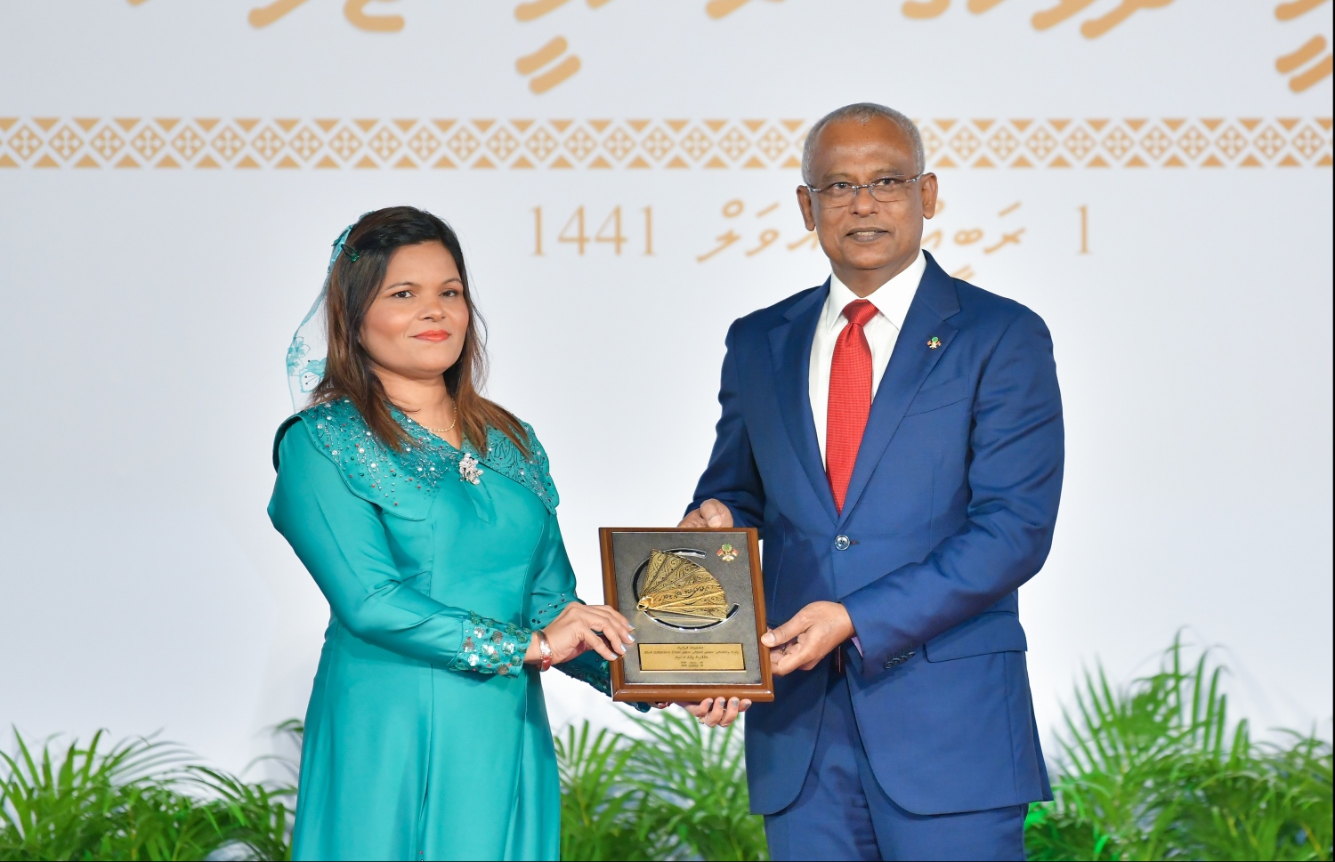 މާލެ: އޮކްޓޯބަރު 29، 2019: ދިވެހިރާއްޖޭގެ ގައުމީ ދުވަހުގެ ރަސްމިއްޔާތުގައި ގައުމީ ހިތްވަރުދިނުމުގެ އިނާމް ހާސިލްކުރި ފަރާތަކަށް ރައީސް އިބްރާހިމް މުހައްމަދު ސޯލިހް، އިނާމް ހަވާލުކުރައްވަނީ.--- ފޮޓޯ: ހުސައިން ވަހީދު /މިހާރު