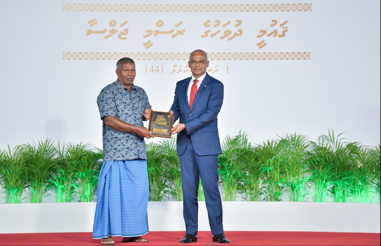 މާލެ: އޮކްޓޯބަރު 29، 2019: ދިވެހިރާއްޖޭގެ ގައުމީ ދުވަހުގެ ރަސްމިއްޔާތުގައި ގައުމީ ހިތްވަރުދިނުމުގެ އިނާމް ހާސިލްކުރި ފަރާތަކަށް ރައީސް އިބްރާހިމް މުހައްމަދު ސޯލިހް، އިނާމް ހަވާލުކުރައްވަނީ.--- ފޮޓޯ: ހުސައިން ވަހީދު /މިހާރު