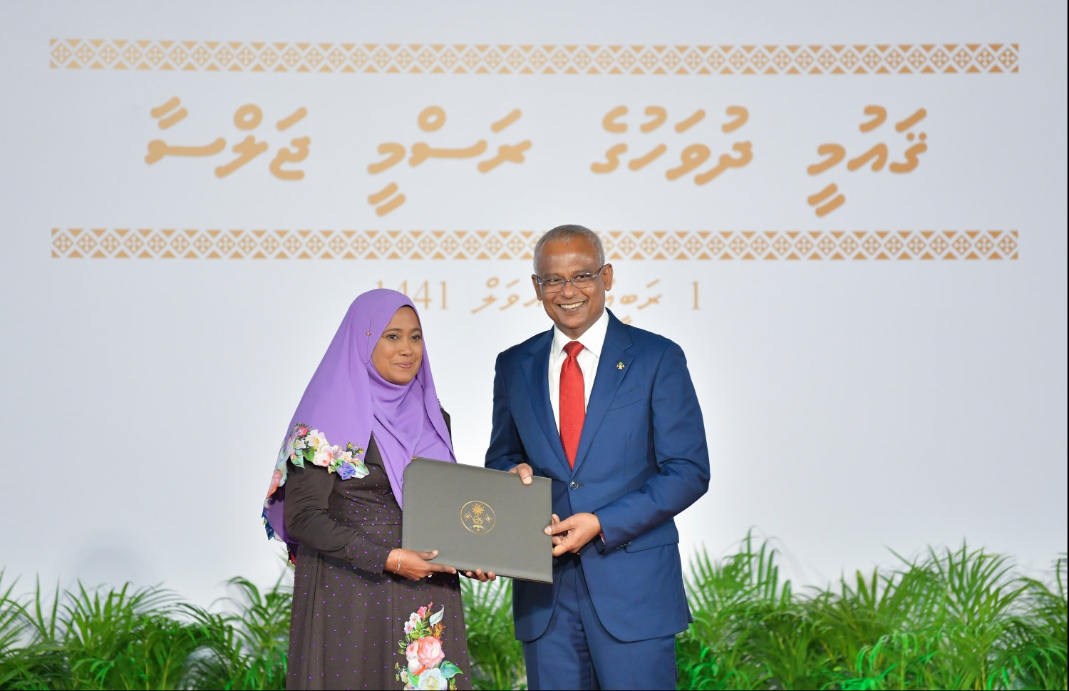 މާލެ: އޮކްޓޯބަރު 29، 2019: ދިވެހިރާއްޖޭގެ ގައުމީ ދުވަހުގެ ރަސްމިއްޔާތުގައި ގައުމީ ހިތްވަރުދިނުމުގެ އިނާމް ހާސިލްކުރި ފަރާތަކަށް ރައީސް އިބްރާހިމް މުހައްމަދު ސޯލިހް، އިނާމް ހަވާލުކުރައްވަނީ.--- ފޮޓޯ: ހުސައިން ވަހީދު /މިހާރު