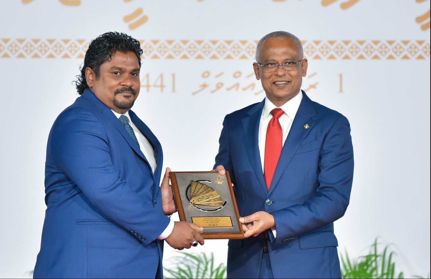 މާލެ: އޮކްޓޯބަރު 29، 2019: ދިވެހިރާއްޖޭގެ ގައުމީ ދުވަހުގެ ރަސްމިއްޔާތުގައި ގައުމީ ހިތްވަރުދިނުމުގެ އިނާމް ހާސިލްކުރި ފަރާތަކަށް ރައީސް އިބްރާހިމް މުހައްމަދު ސޯލިހް، އިނާމް ހަވާލުކުރައްވަނީ.--- ފޮޓޯ: ހުސައިން ވަހީދު /މިހާރު