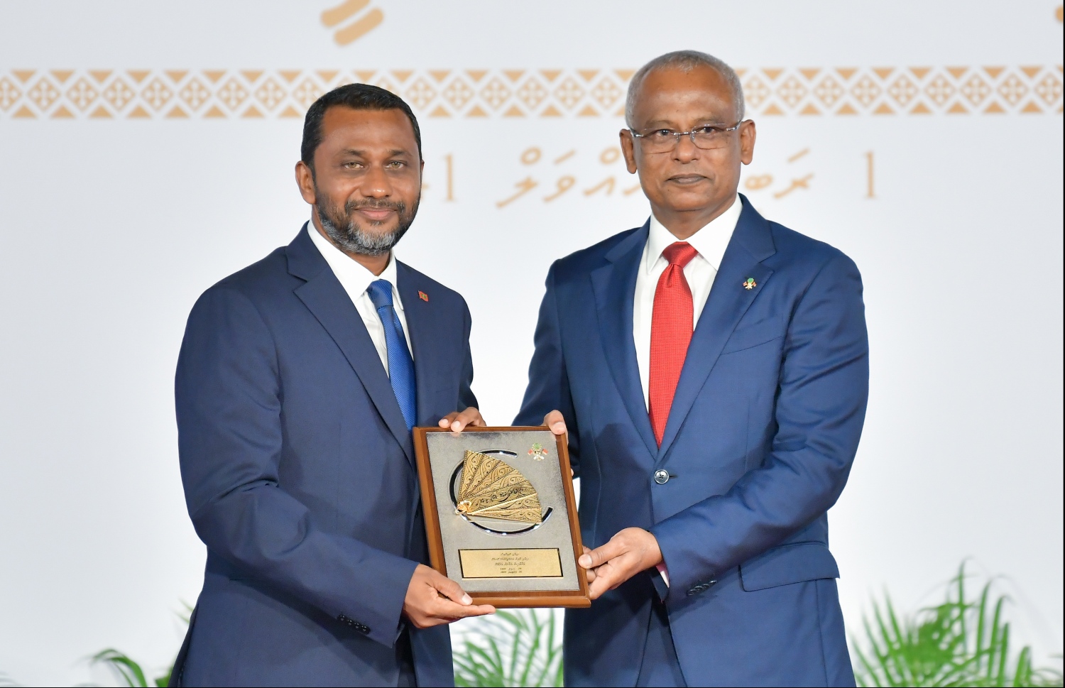 މާލެ: އޮކްޓޯބަރު 29، 2019: ދިވެހިރާއްޖޭގެ ގައުމީ ދުވަހުގެ ރަސްމިއްޔާތުގައި ގައުމީ ހިތްވަރުދިނުމުގެ އިނާމް ހާސިލްކުރި ފަރާތަކަށް ރައީސް އިބްރާހިމް މުހައްމަދު ސޯލިހް، އިނާމް ހަވާލުކުރައްވަނީ.--- ފޮޓޯ: ހުސައިން ވަހީދު /މިހާރު