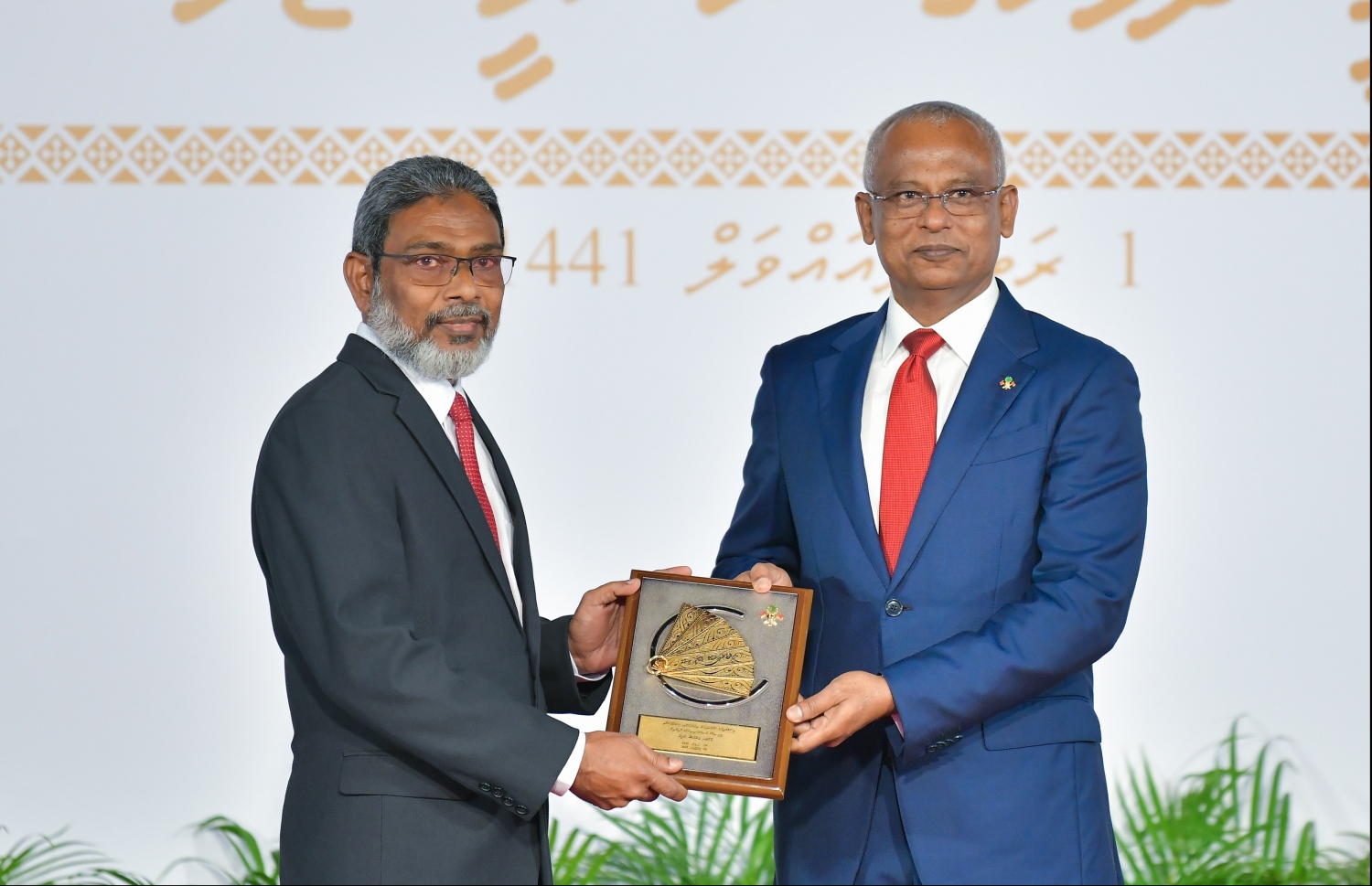 މާލެ: އޮކްޓޯބަރު 29، 2019: ދިވެހިރާއްޖޭގެ ގައުމީ ދުވަހުގެ ރަސްމިއްޔާތުގައި ގައުމީ އިނާމް ހާސިލްކުރި ފަރާތަކަށް ރައީސް އިބްރާހިމް މުހައްމަދު ސޯލިހް، އިނާމް ހަވާލުކުރައްވަނީ.--- ފޮޓޯ: ހުސައިން ވަހީދު /މިހާރު