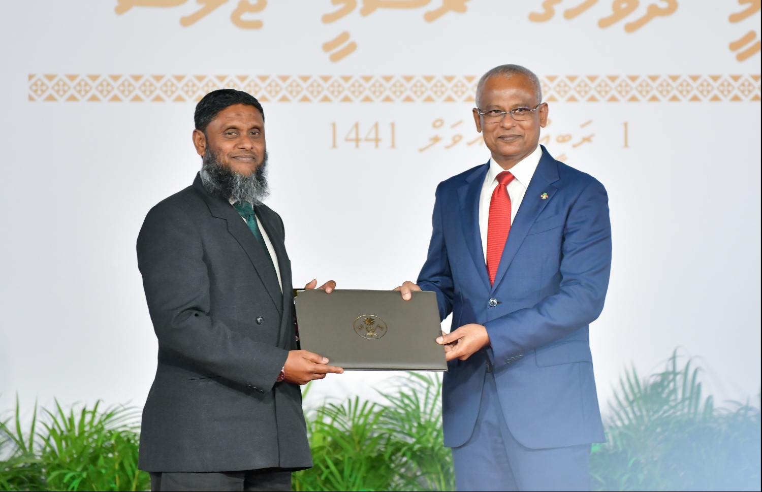 މާލެ: އޮކްޓޯބަރު 29، 2019: ދިވެހިރާއްޖޭގެ ގައުމީ ދުވަހުގެ ރަސްމިއްޔާތުގައި ގައުމީ އިނާމް ހާސިލްކުރި ފަރާތަކަށް ރައީސް އިބްރާހިމް މުހައްމަދު ސޯލިހް، އިނާމް ހަވާލުކުރައްވަނީ.--- ފޮޓޯ: ހުސައިން ވަހީދު /މިހާރު