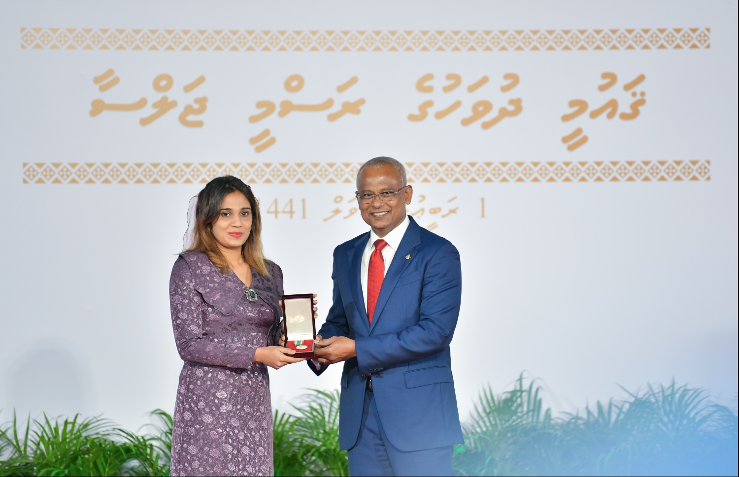 މާލެ: އޮކްޓޯބަރު 29، 2019: ދިވެހިރާއްޖޭގެ ގައުމީ ދުވަހުގެ ރަސްމިއްޔާތުގައި ގައުމީ އިނާމް ހާސިލްކުރި ފަރާތަކަށް ރައީސް އިބްރާހިމް މުހައްމަދު ސޯލިހް، އިނާމް ހަވާލުކުރައްވަނީ.--- ފޮޓޯ: ހުސައިން ވަހީދު /މިހާރު