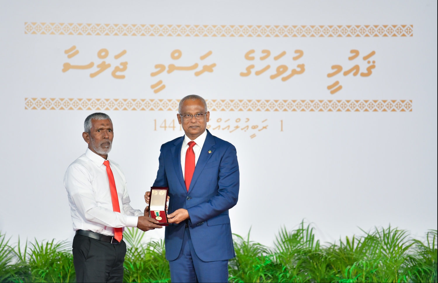 މާލެ: އޮކްޓޯބަރު 29، 2019: ދިވެހިރާއްޖޭގެ ގައުމީ ދުވަހުގެ ރަސްމިއްޔާތުގައި ގައުމީ އިނާމް ހާސިލްކުރި ފަރާތަކަށް ރައީސް އިބްރާހިމް މުހައްމަދު ސޯލިހް، އިނާމް ހަވާލުކުރައްވަނީ.--- ފޮޓޯ: ހުސައިން ވަހީދު /މިހާރު