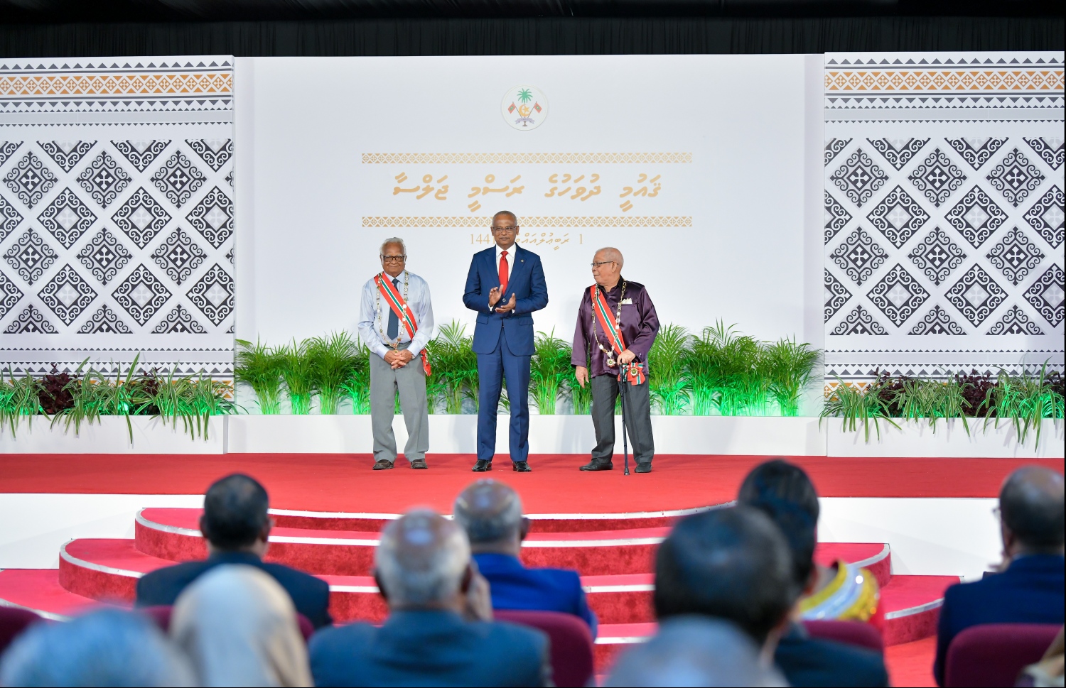 މާލެ: އޮކްޓޯބަރު 29، 2019: ދިވެހިރާއްޖޭގެ ގައުމީ ދުވަހުގެ ރަސްމިއްޔާތުގައި ނިޝާން އިއްޒުއްދީން އިއްޒަތުގެ ވެރިޔާގެ ލަގަބް ލިބިވަޑައިގެންނެވި ދިވެހި ބަހާއި ތާރީޚަށް ދިގު މުއްދަތެއްގައި ޚިދުމަތް ކުރެއްވި އަބްދުﷲ ސޯދިގު (ސޯދުބެ) އާއި ރާއްޖޭގެ ފުރަތަމަ އިންޖިނޭރު ހ.ހިކަރީ އަހުމަދު އާދަމް (ހިކަރީ) އާއިއެކު ރައީސް އިބްރާހިމް މުހައްމަދު ސޯލިހް ފޮޓޯއަކަށް ހުއްޓިވަޑައިގެން.--- ފޮޓޯ: ހުސައިން ވަހީދު /މިހާރު